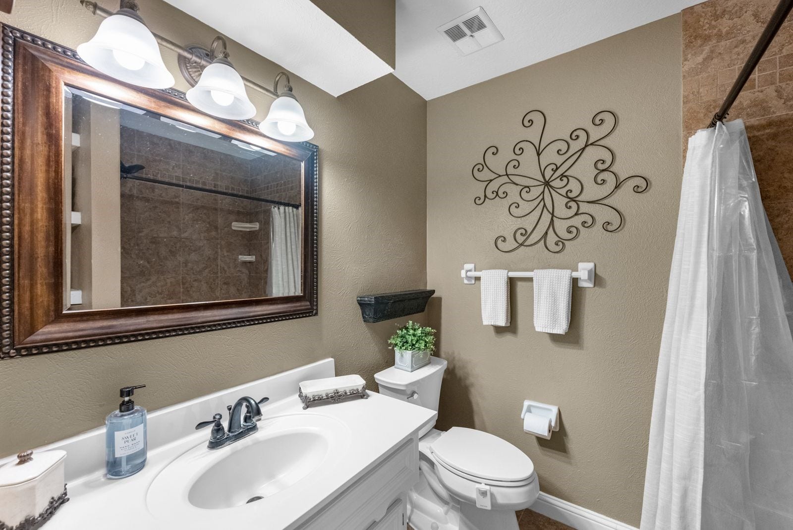 16043 Spinnaker Drive, Crosby, TX 77532 16043 Spinnaker Drive, Crosby, TX 77532