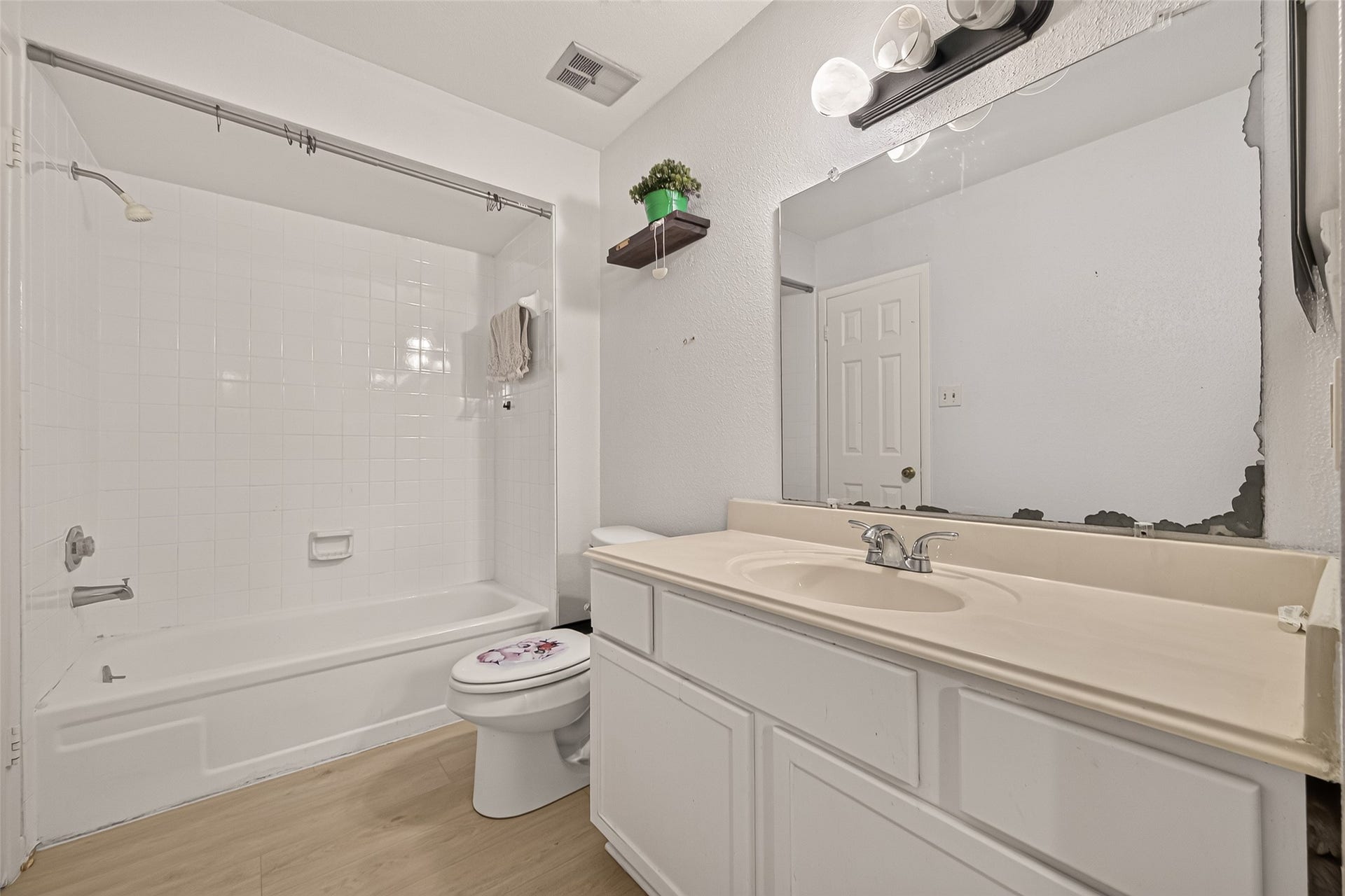 16111 Aspenglenn Drive, #208, Houston, TX 77084 16111 Aspenglenn Drive, #208, Houston, TX 77084