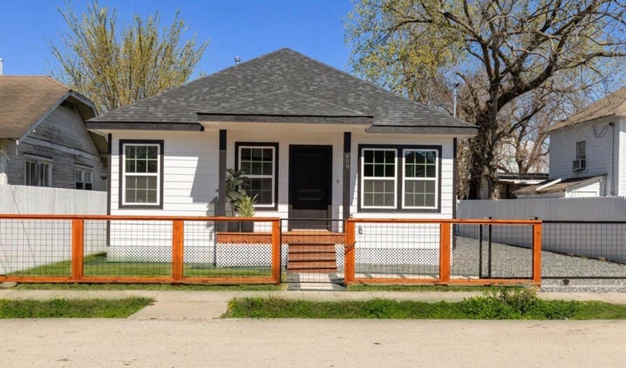 Property photo for 409 Winnie Street, Houston, TX