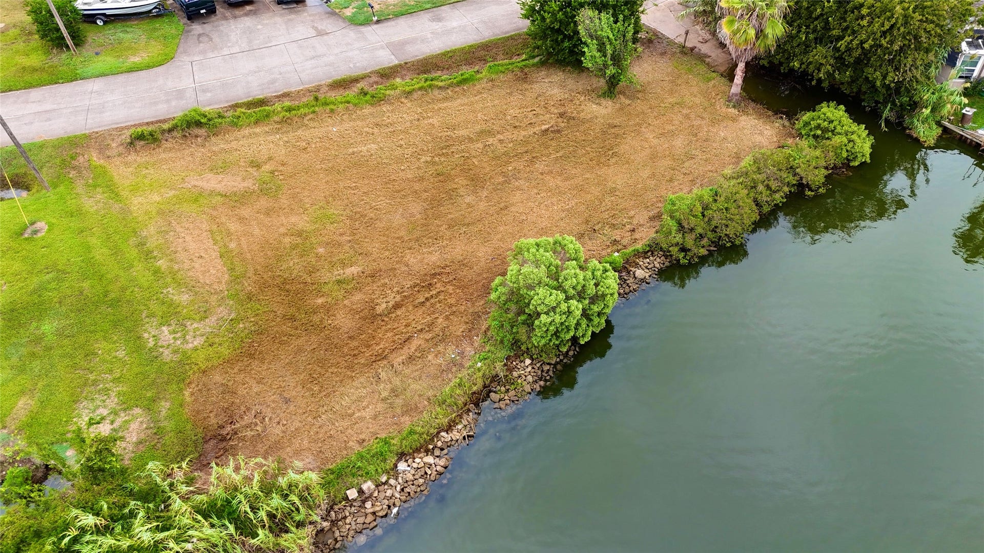 0000 Scenic Drive, Dickinson, TX 77539 Waterfront lot located in the Tropical Gardens subdivison is approximately 6,600 sq ft.