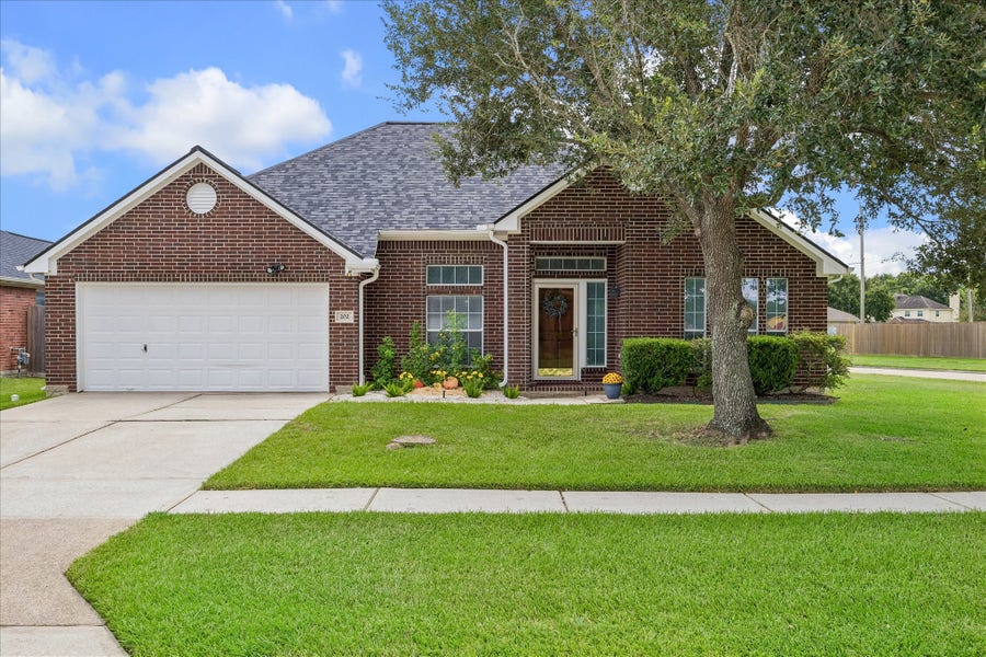 Property photo for 202 Meadowhill Lane, League City, TX