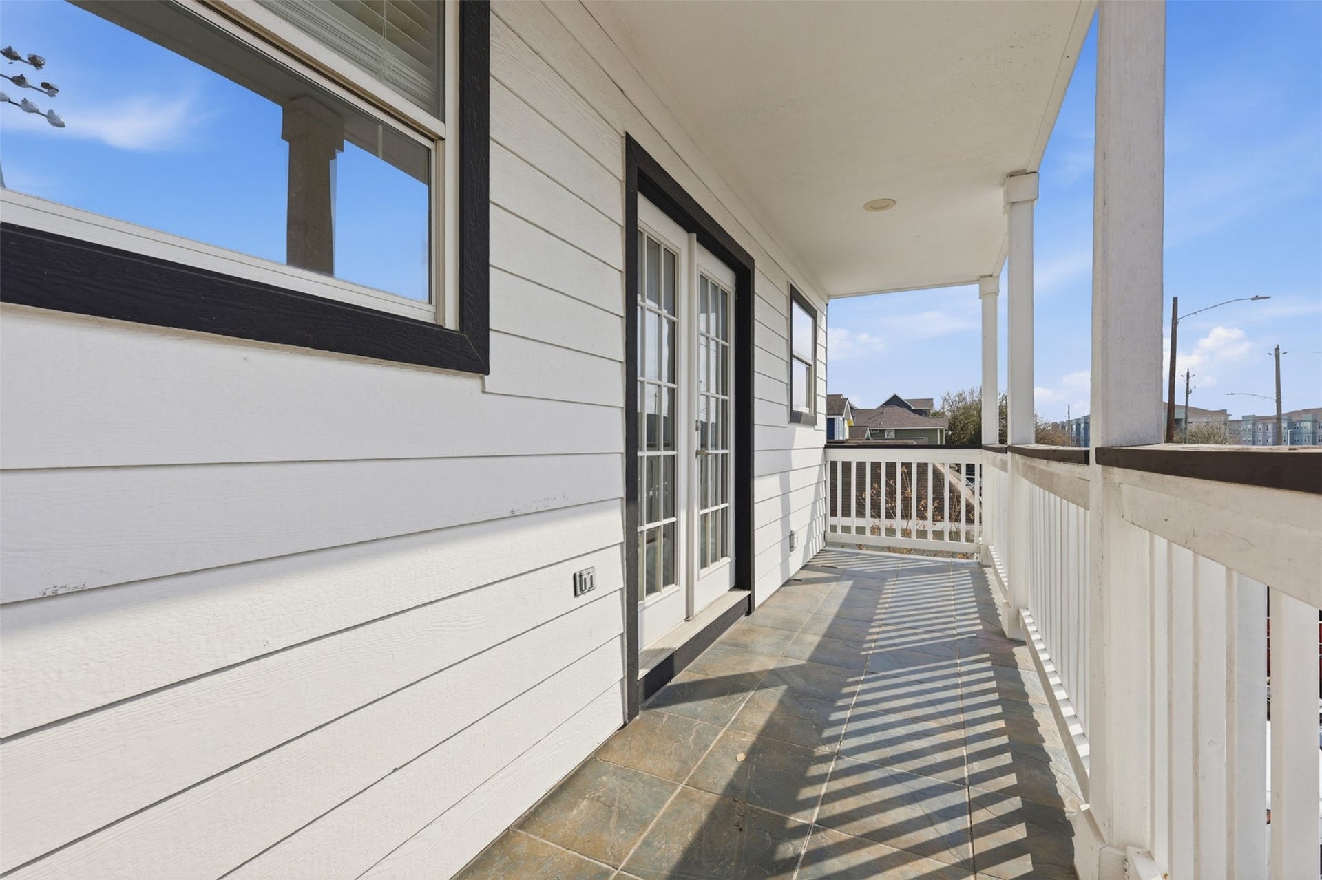 9026 Mcgallion Road, Houston, TX 77022 Balcony off the primary bedroom