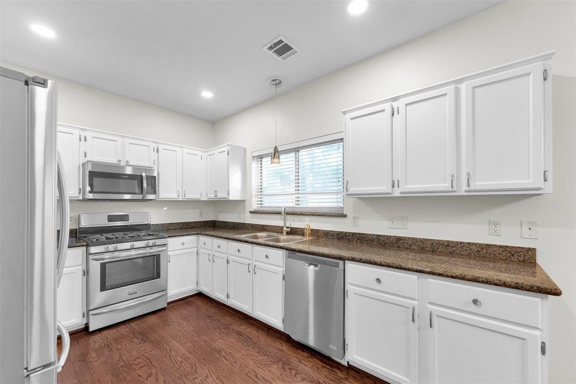 18 Dover Drive, Conroe, TX 77304 18 Dover Drive, Conroe, TX 77304