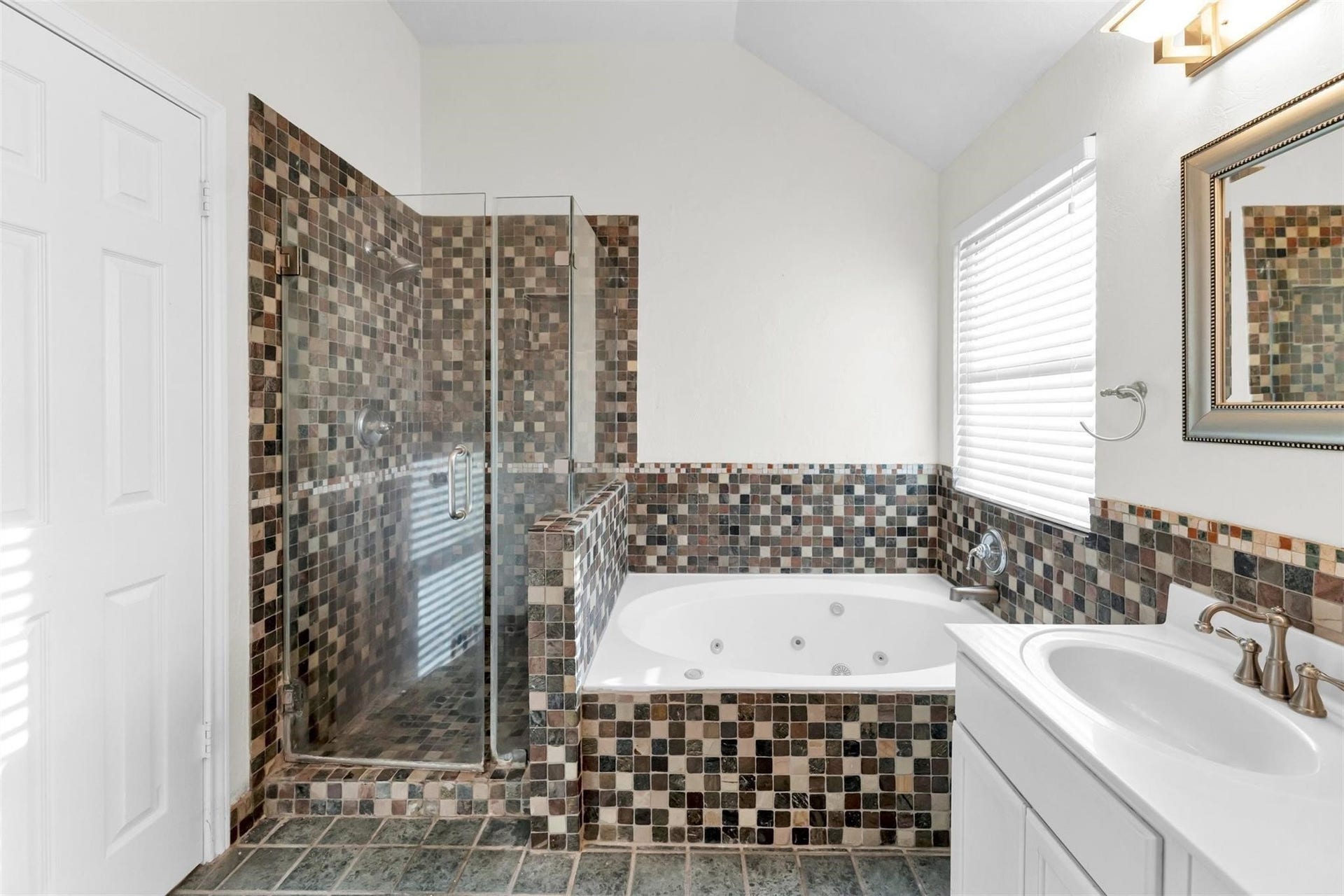 18 Dover Drive, Conroe, TX 77304 18 Dover Drive, Conroe, TX 77304