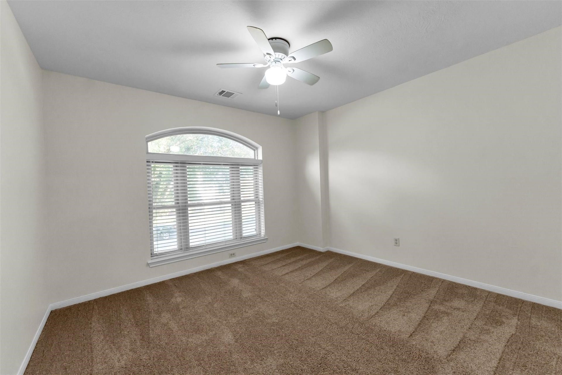 18 Dover Drive, Conroe, TX 77304 18 Dover Drive, Conroe, TX 77304