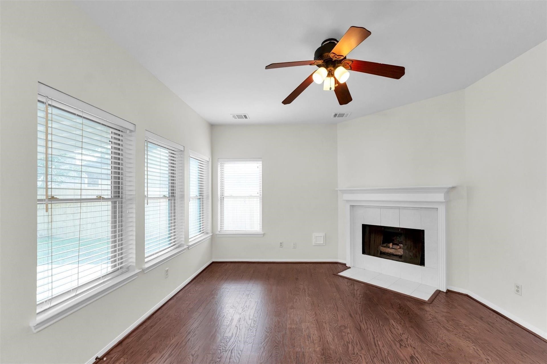 18 Dover Drive, Conroe, TX 77304 18 Dover Drive, Conroe, TX 77304