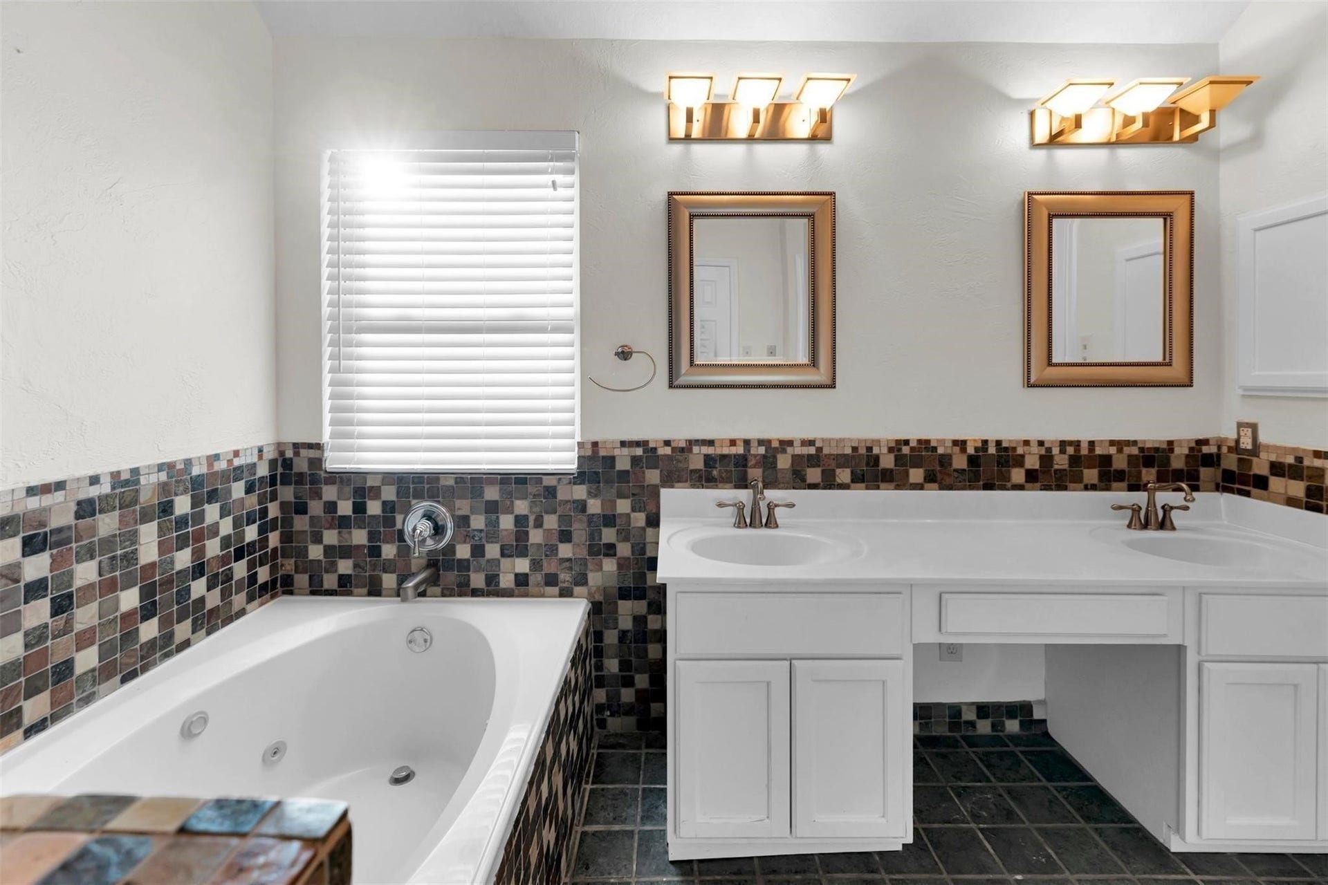 18 Dover Drive, Conroe, TX 77304 18 Dover Drive, Conroe, TX 77304
