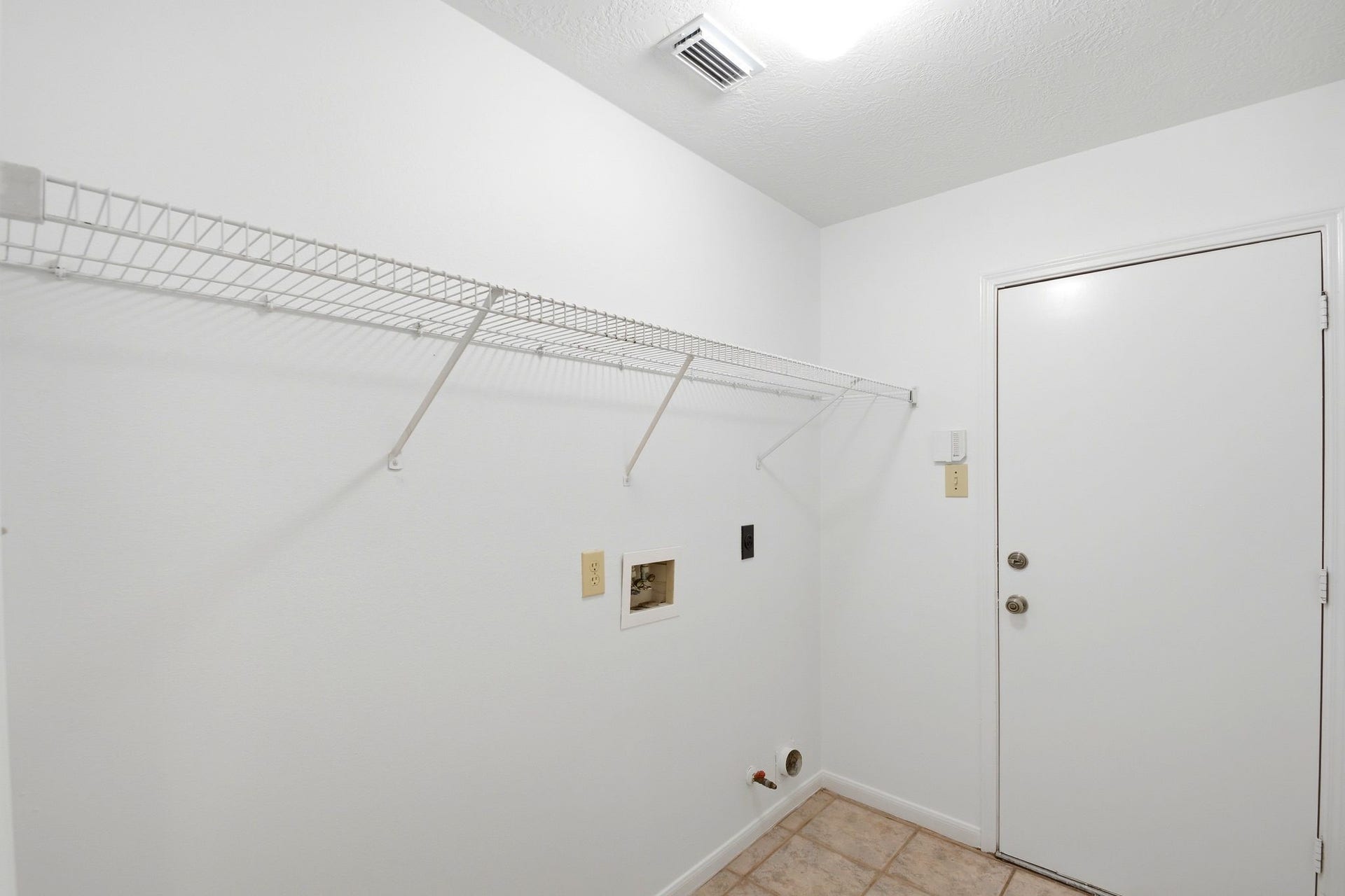 16918 Serenity Cove Circle, Friendswood, TX 77546 Utility room