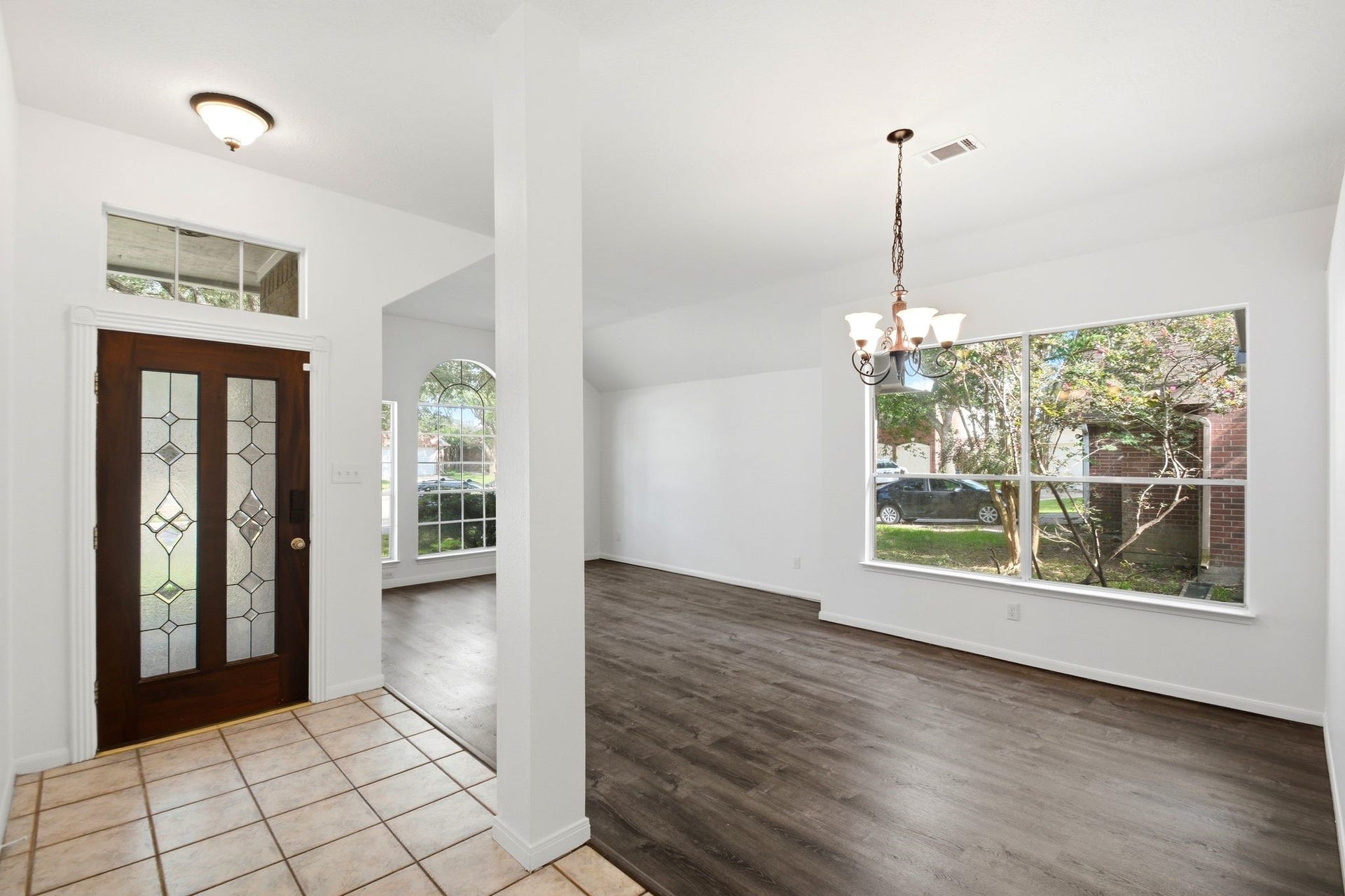 16918 Serenity Cove Circle, Friendswood, TX 77546 Front entry with space for living or entertaining!