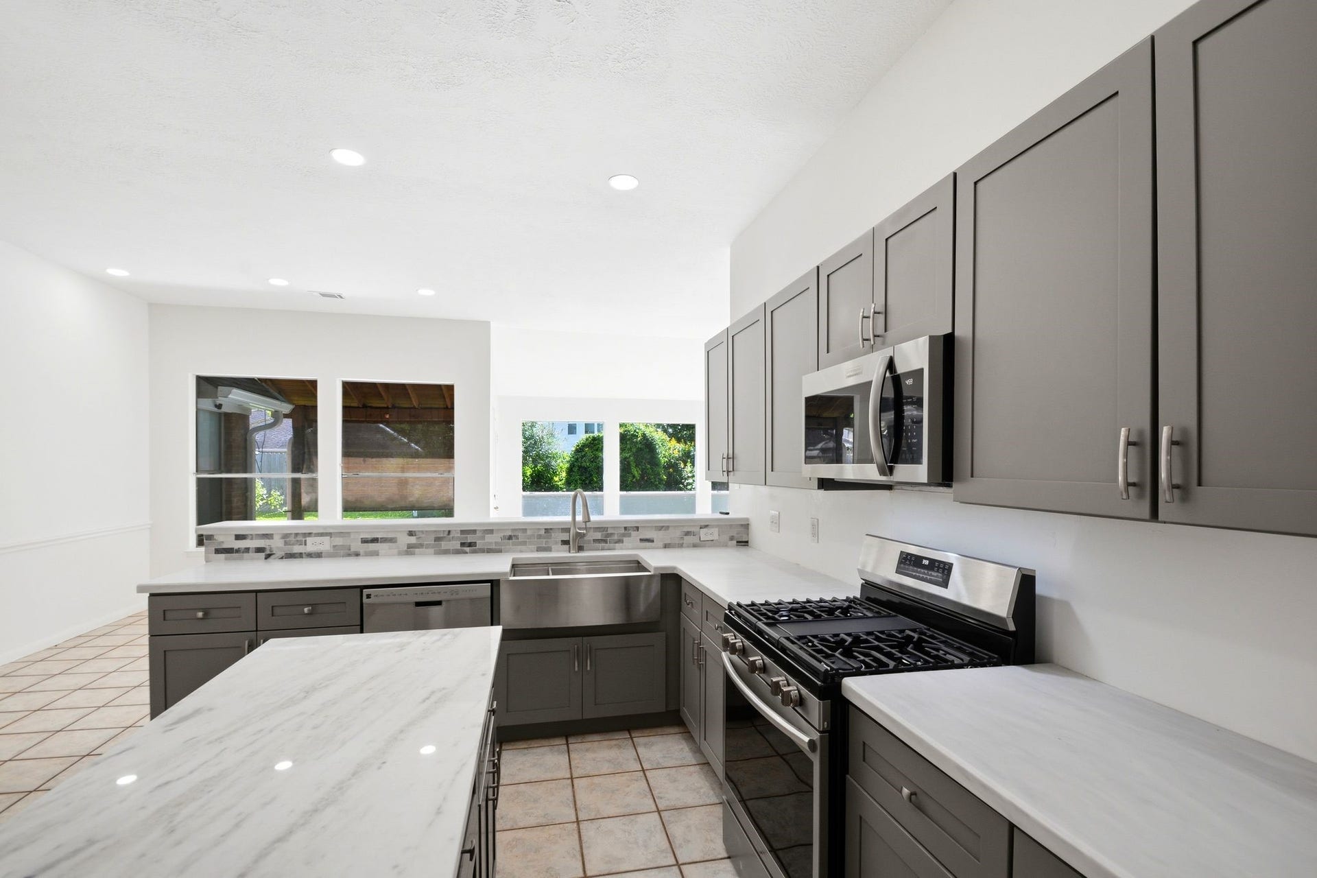 16918 Serenity Cove Circle, Friendswood, TX 77546 Updated kitchen!!!