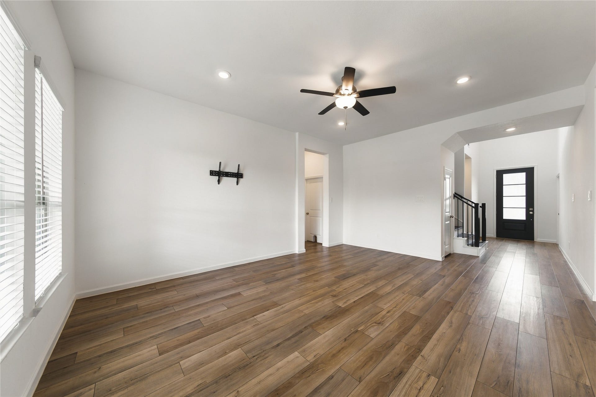 31927 Pippin Orchard Lane, Hockley, TX 77447 living room