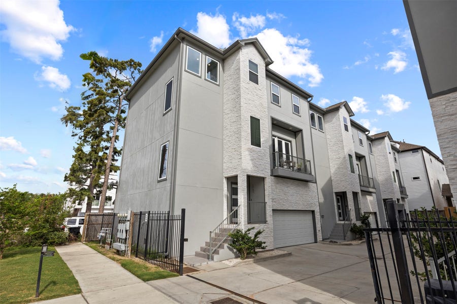 Property photo for 1565 W 22nd Street, Houston, TX