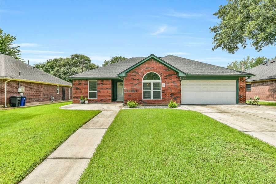 Property photo for 515 Valley Drive, Dickinson, TX
