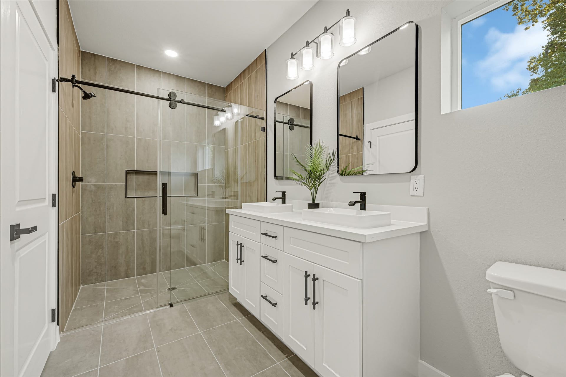 1111 Sunset Drive, Pasadena, TX 77506 primary bathroom