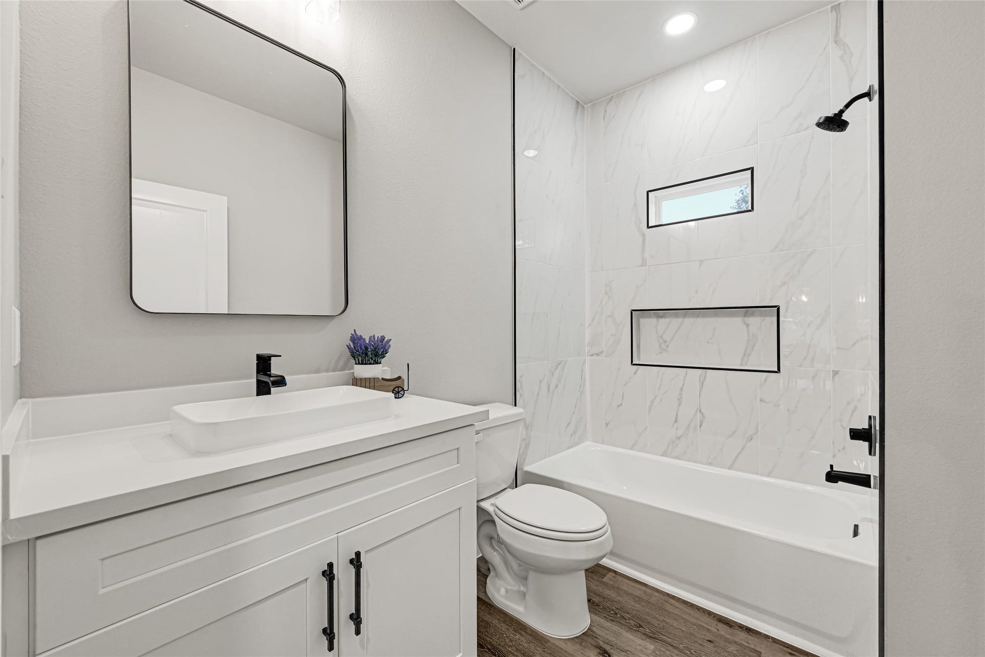 1111 Sunset Drive, Pasadena, TX 77506 hallway bathroom