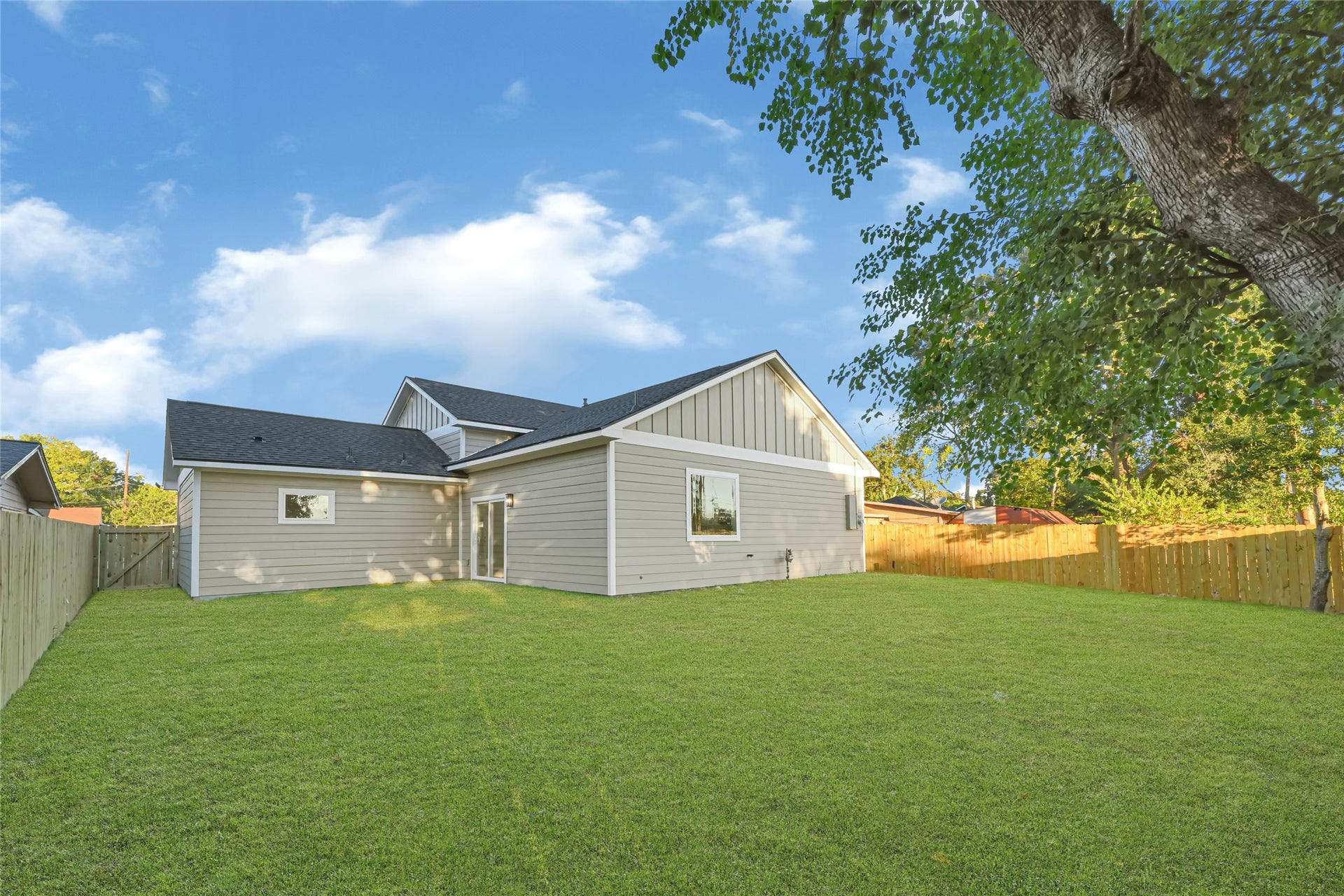 1111 Sunset Drive, Pasadena, TX 77506 backyard