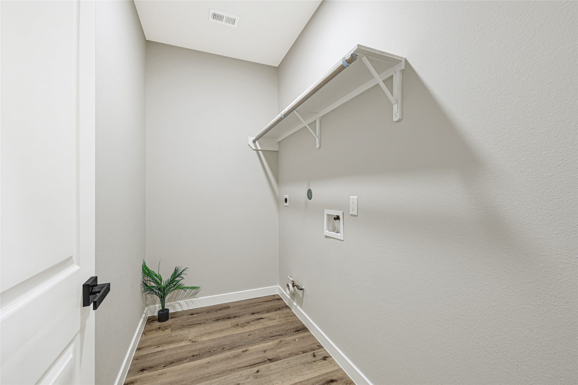 1111 Sunset Drive, Pasadena, TX 77506 laundry room