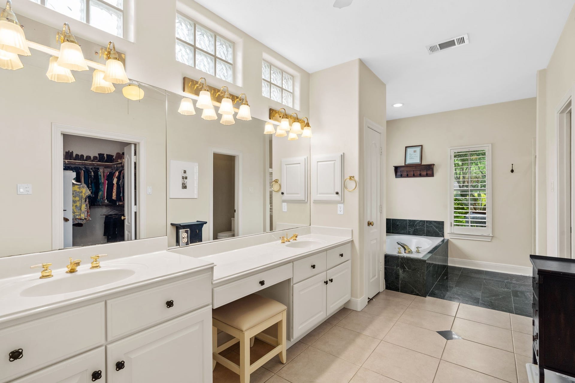 39 Rippling Creek Drive, Sugar Land, TX 77479 The ensuite primary bathroom is designed for ultimate relaxation with a soaking tub, a separate walk-in shower, two vanity areas, and two large walk-in closets.