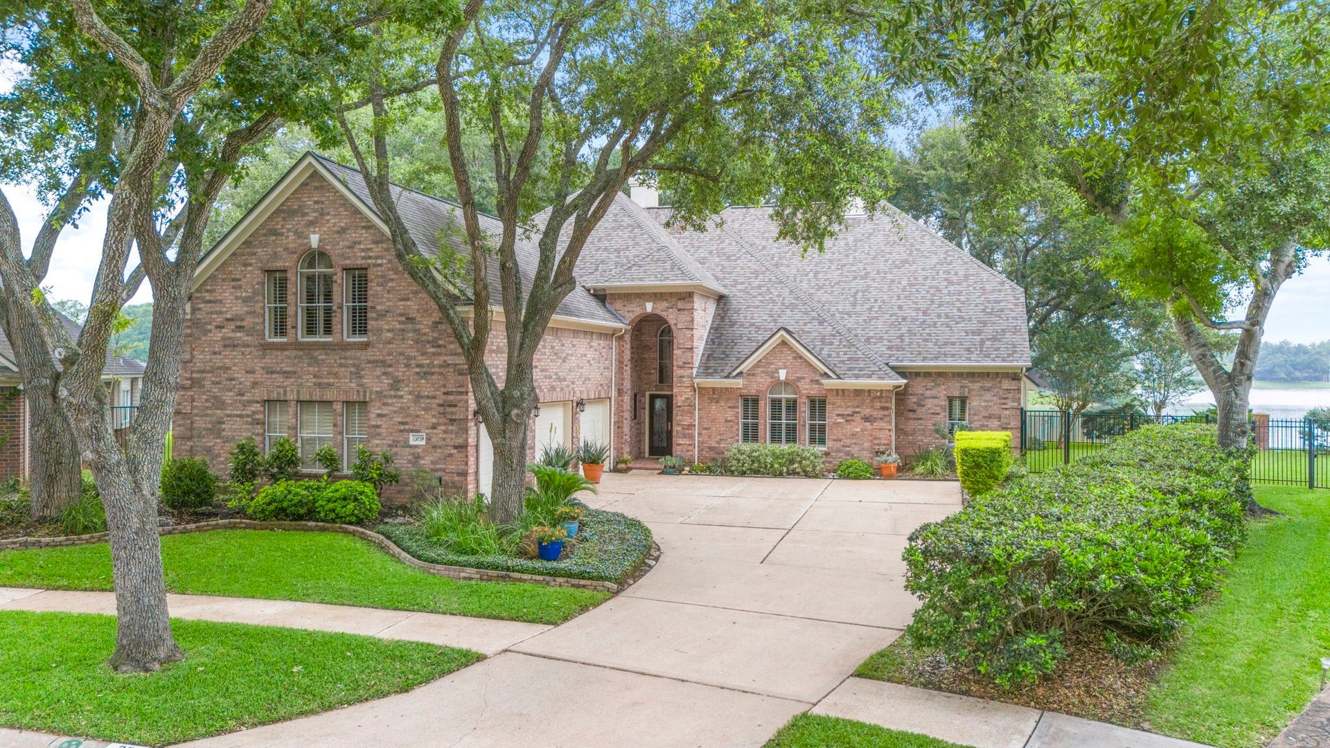 39 Rippling Creek Drive, Sugar Land, TX 77479 This gorgeous brick 2-story is set on a picturesque lot, offering fabulous views overlooking the water.