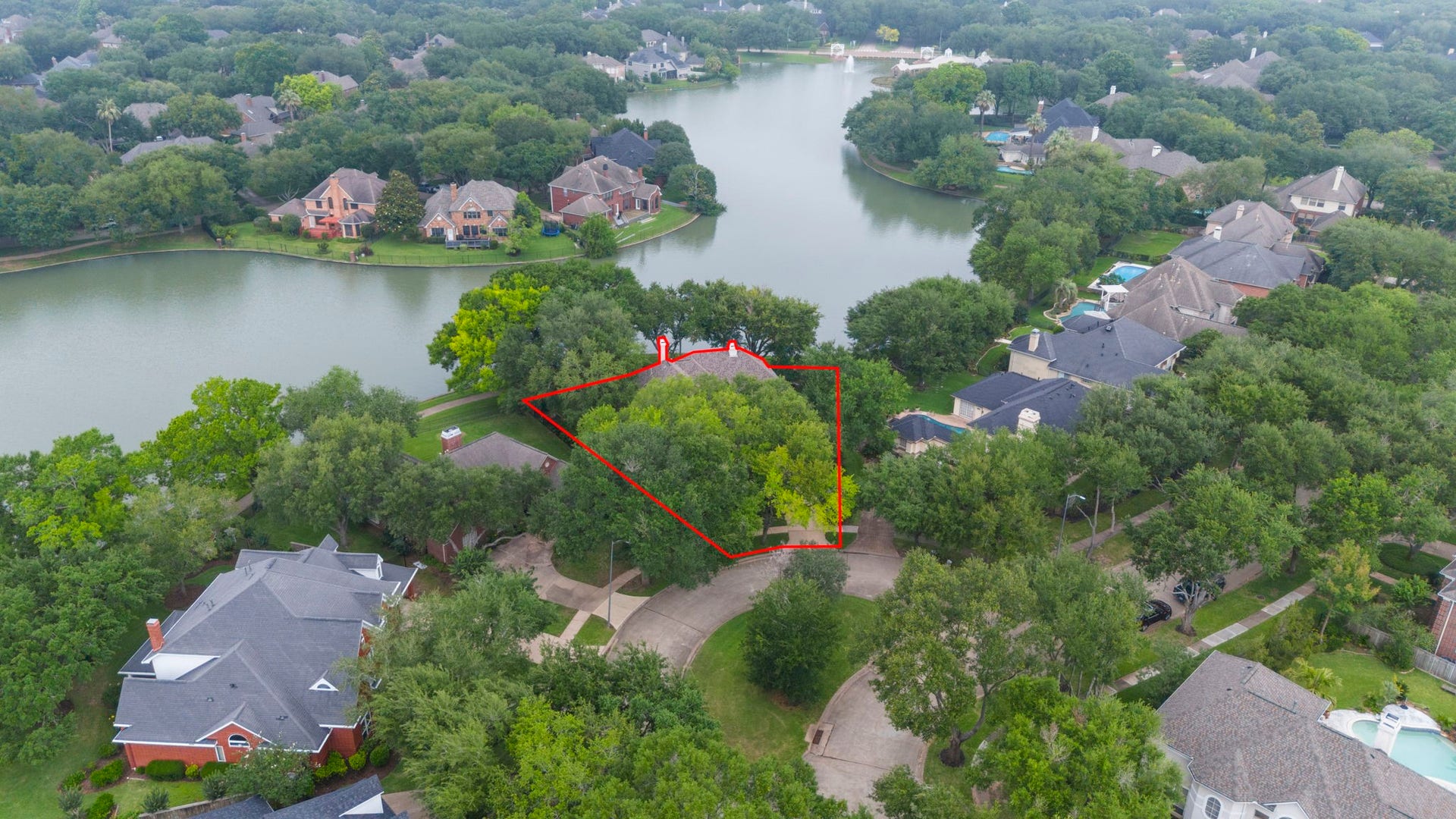 39 Rippling Creek Drive, Sugar Land, TX 77479 Enjoy New Territory's extensive amenities, including 450+ acres of parks, lakes, greenbelts, four swimming pools, and an 18,000 sq. ft. community center (The Club) with a gym. Residents enjoy lighted tennis courts, pickleball courts, soccer/baseball fields, and miles of trails.