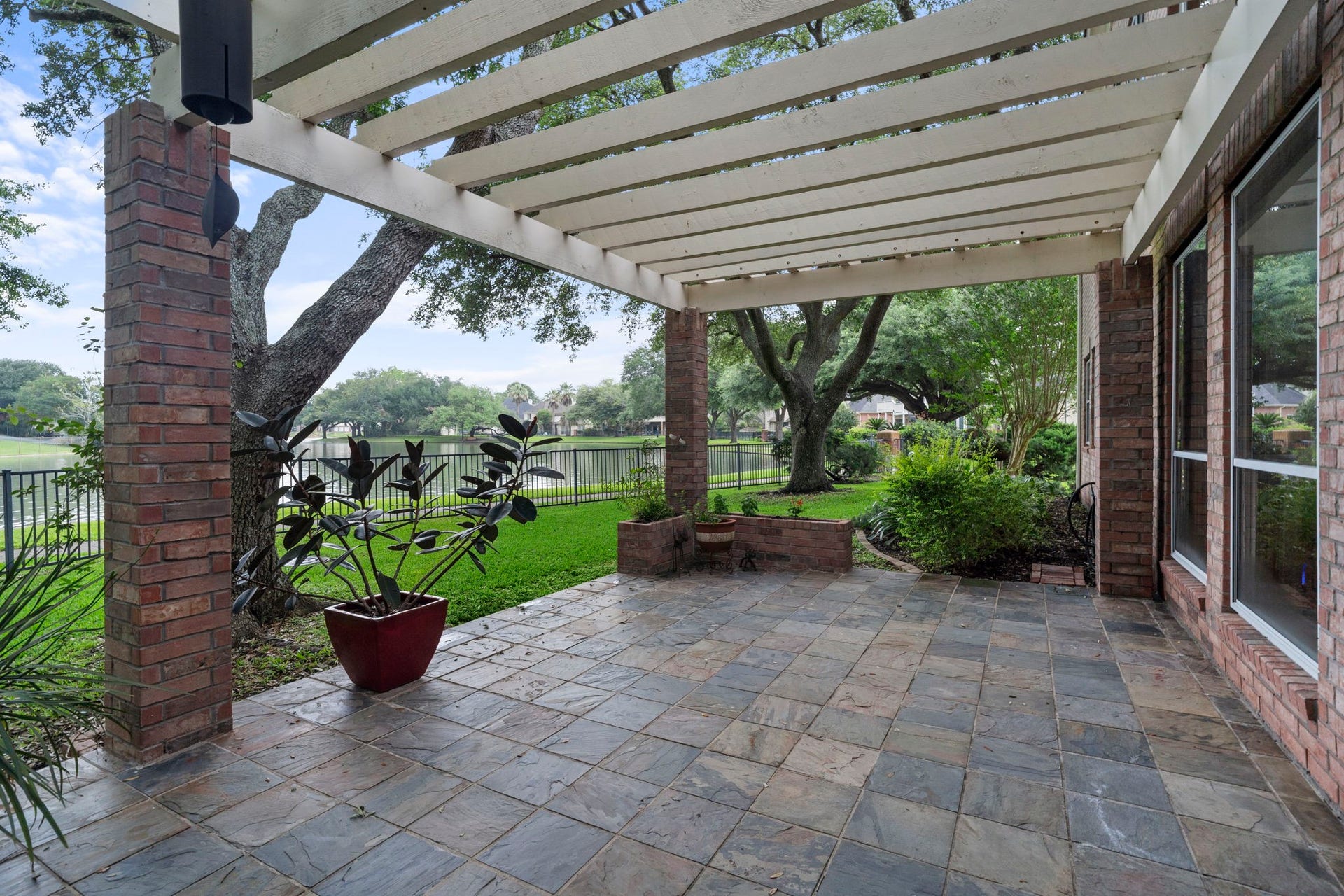 39 Rippling Creek Drive, Sugar Land, TX 77479 The expansive outdoor living space is ideal for entertaining and hosting gatherings.
