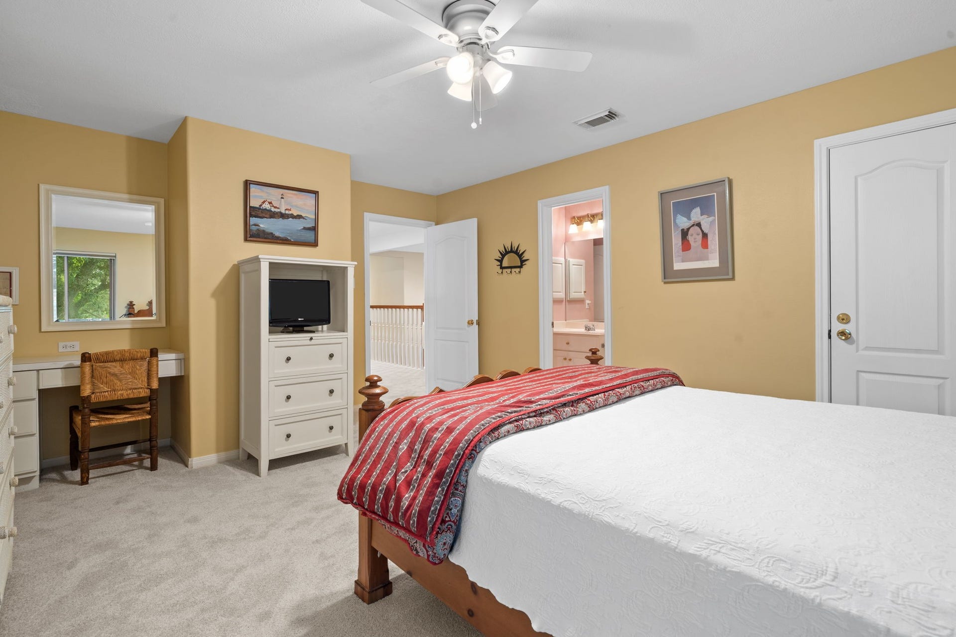 39 Rippling Creek Drive, Sugar Land, TX 77479 A built-in desk in this bedroom creates a convenient study space.