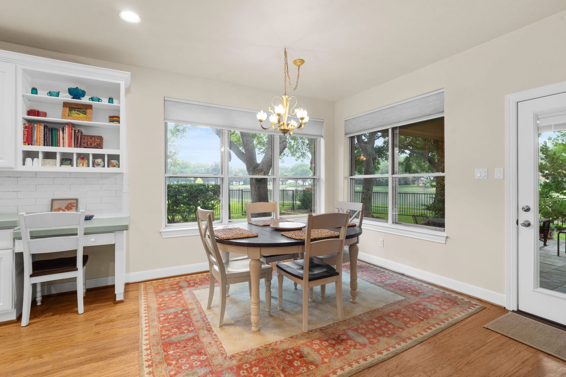 39 Rippling Creek Drive, Sugar Land, TX 77479 Relax and enjoy casual meals in the sunny breakfast room surrounded by windows.