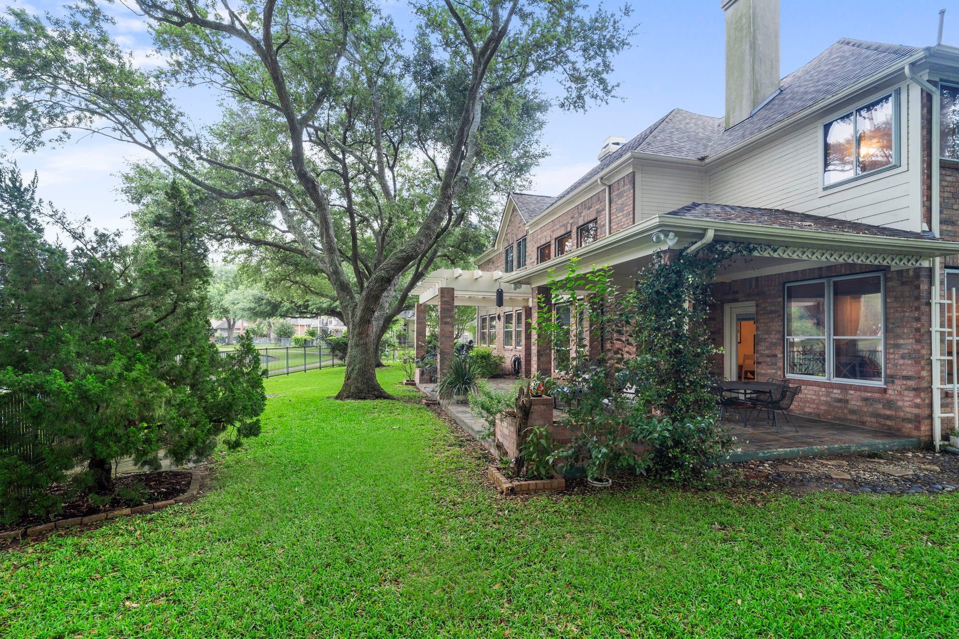 39 Rippling Creek Drive, Sugar Land, TX 77479 Grassy areas provide plenty of space for outdoor activities and recreation.