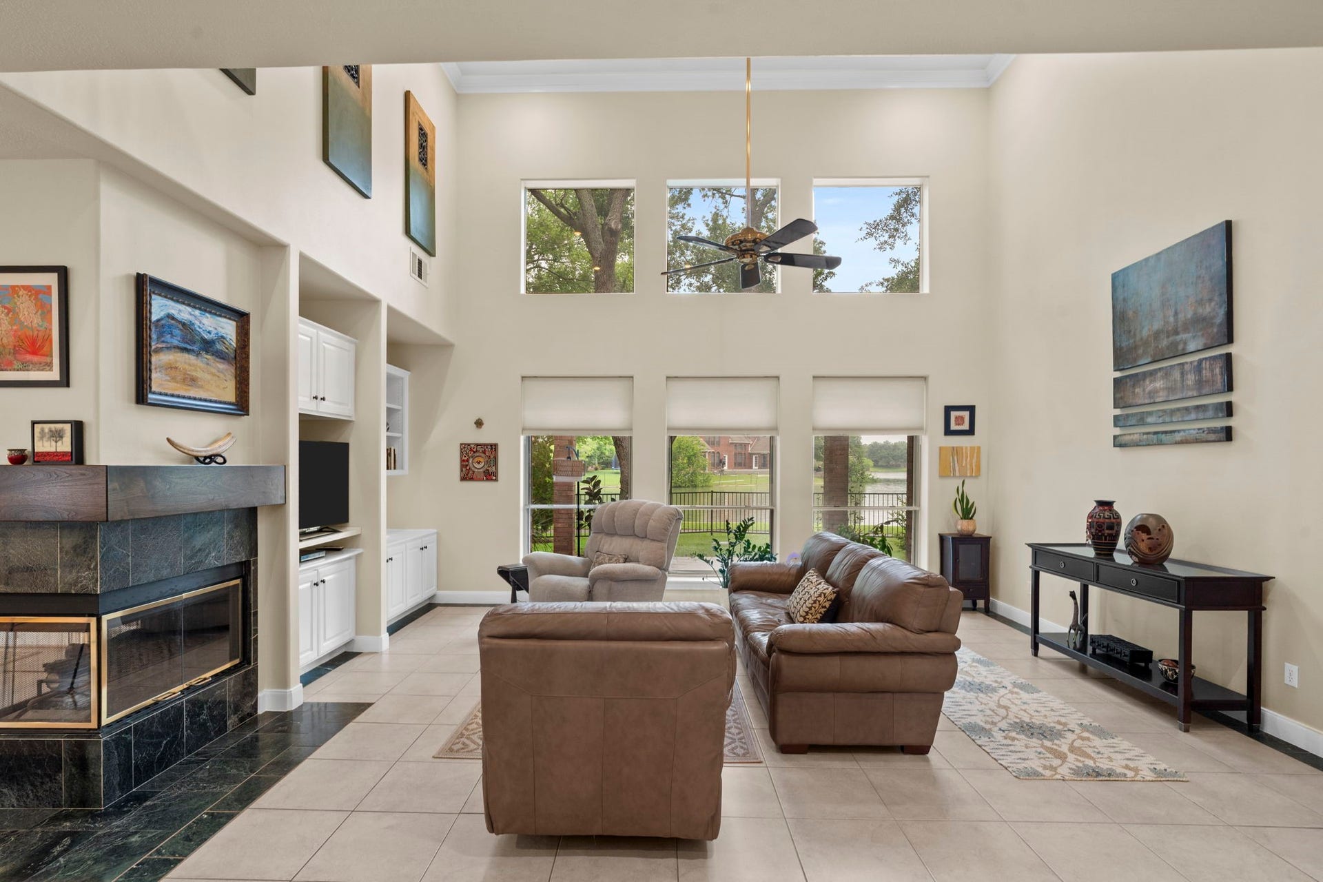 39 Rippling Creek Drive, Sugar Land, TX 77479 Expansive windows frame stunning water views and fill the spectacular living room with natural light.