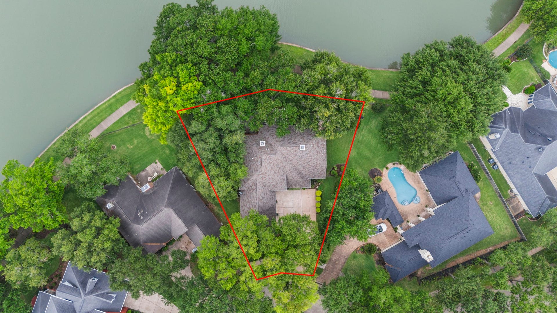 39 Rippling Creek Drive, Sugar Land, TX 77479 Set on a 12,631-square-foot lot.
