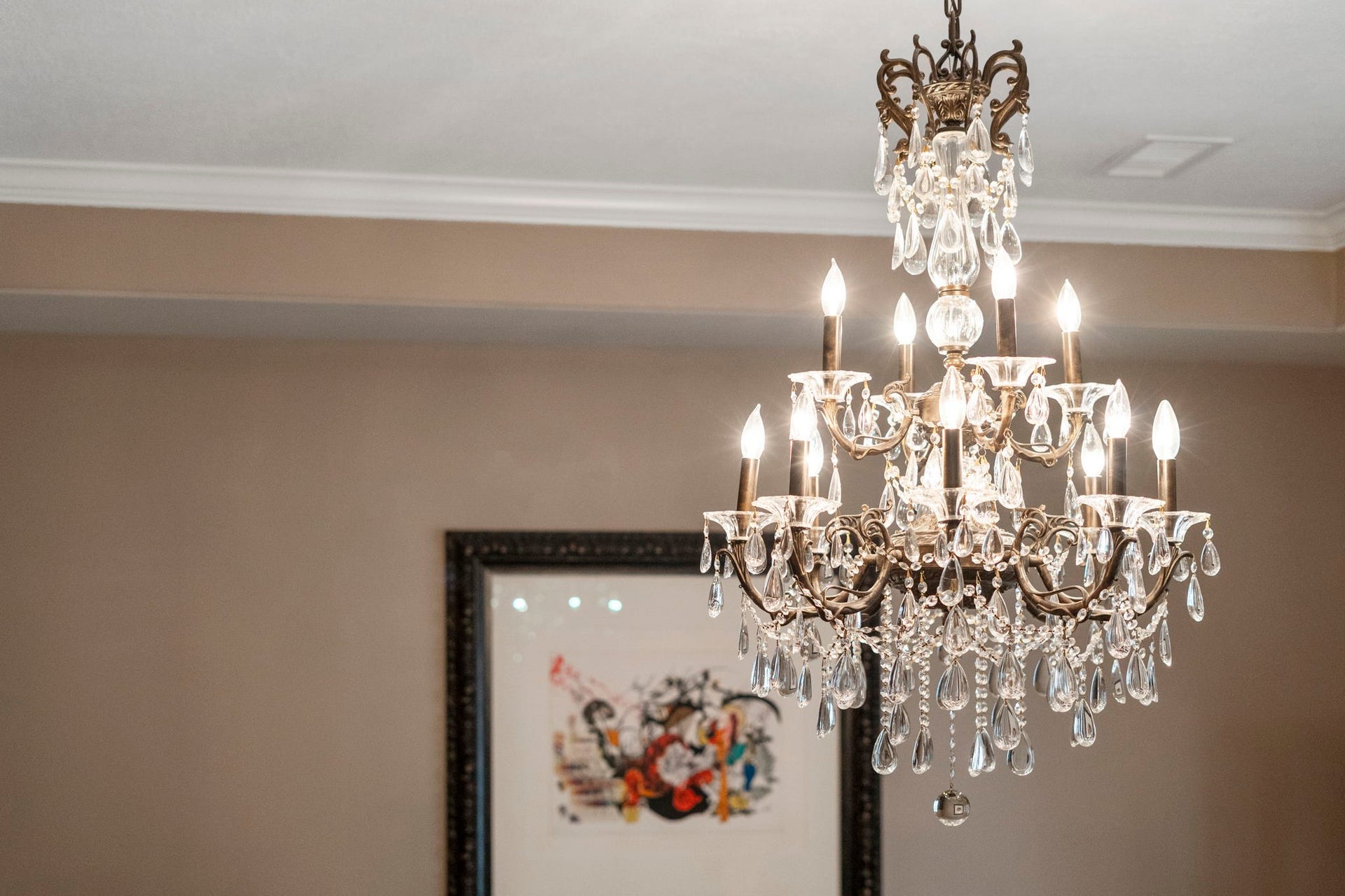 39 Rippling Creek Drive, Sugar Land, TX 77479 An ornate two-tiered crystal chandelier with candle-style lights creates a striking focal point and adds timeless elegance to the space.