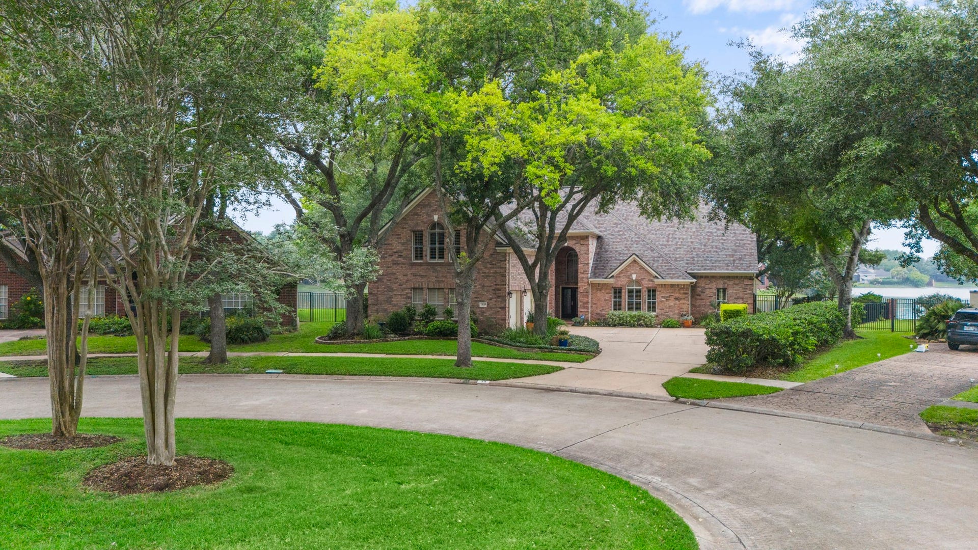 39 Rippling Creek Drive, Sugar Land, TX 77479 Nestled on a quiet cul-de-sac.