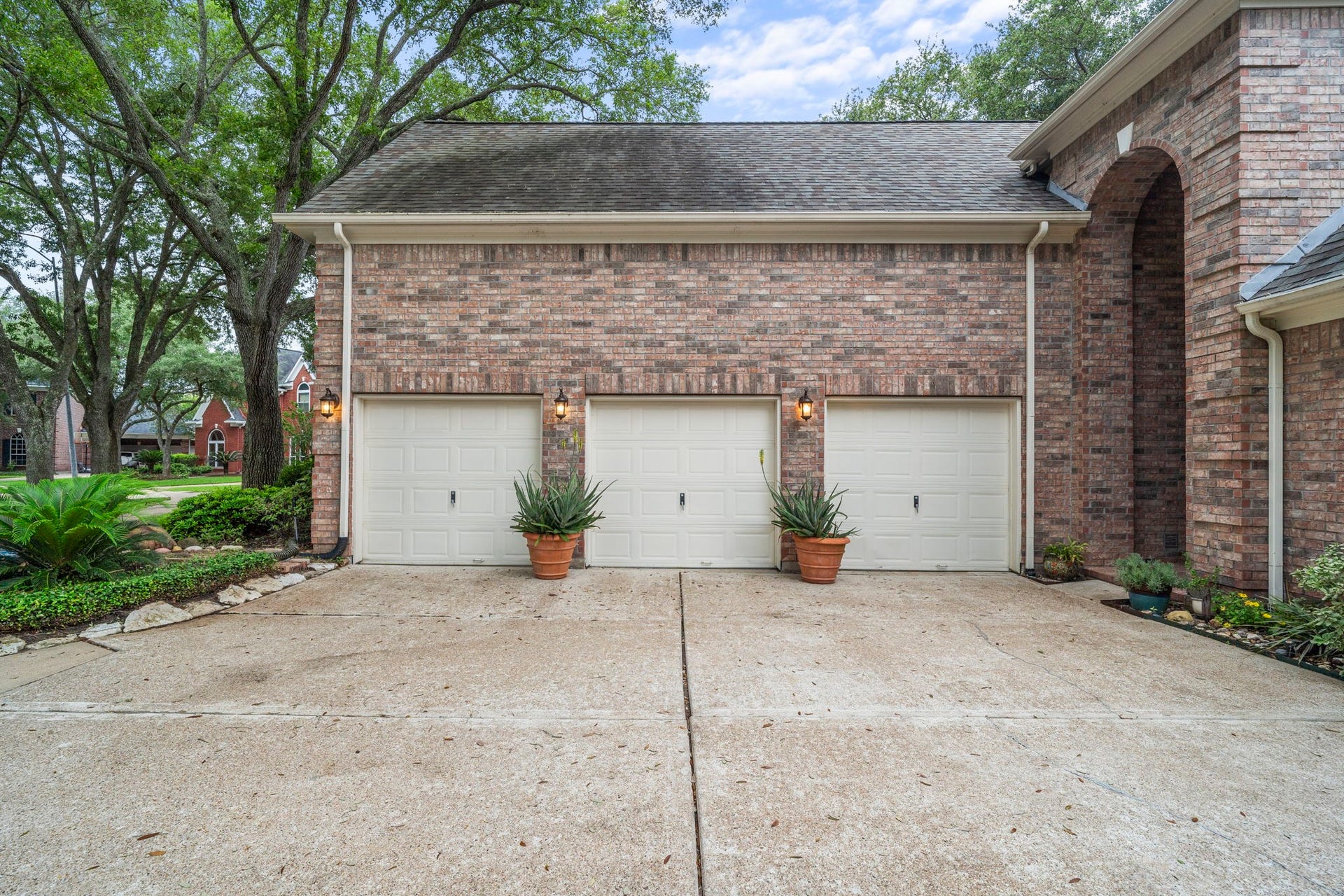 39 Rippling Creek Drive, Sugar Land, TX 77479 Three-car garage and double wide driveway provide plenty of off-street parking.
