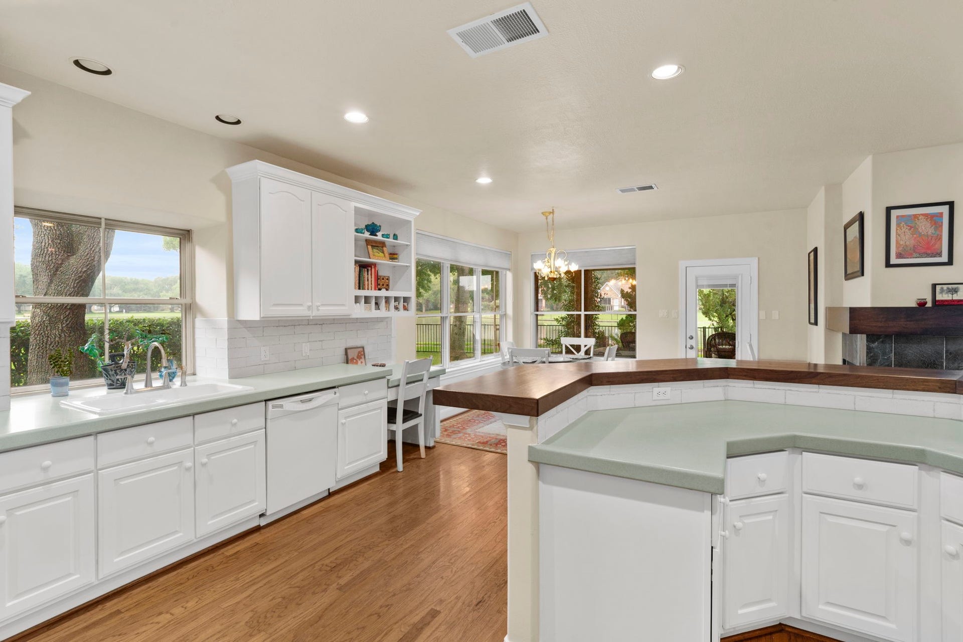 39 Rippling Creek Drive, Sugar Land, TX 77479 The kitchen offers the cook fabulous waterfront views while maintaining clear sightlines into multiple living areas, allowing you to stay connected while preparing meals.