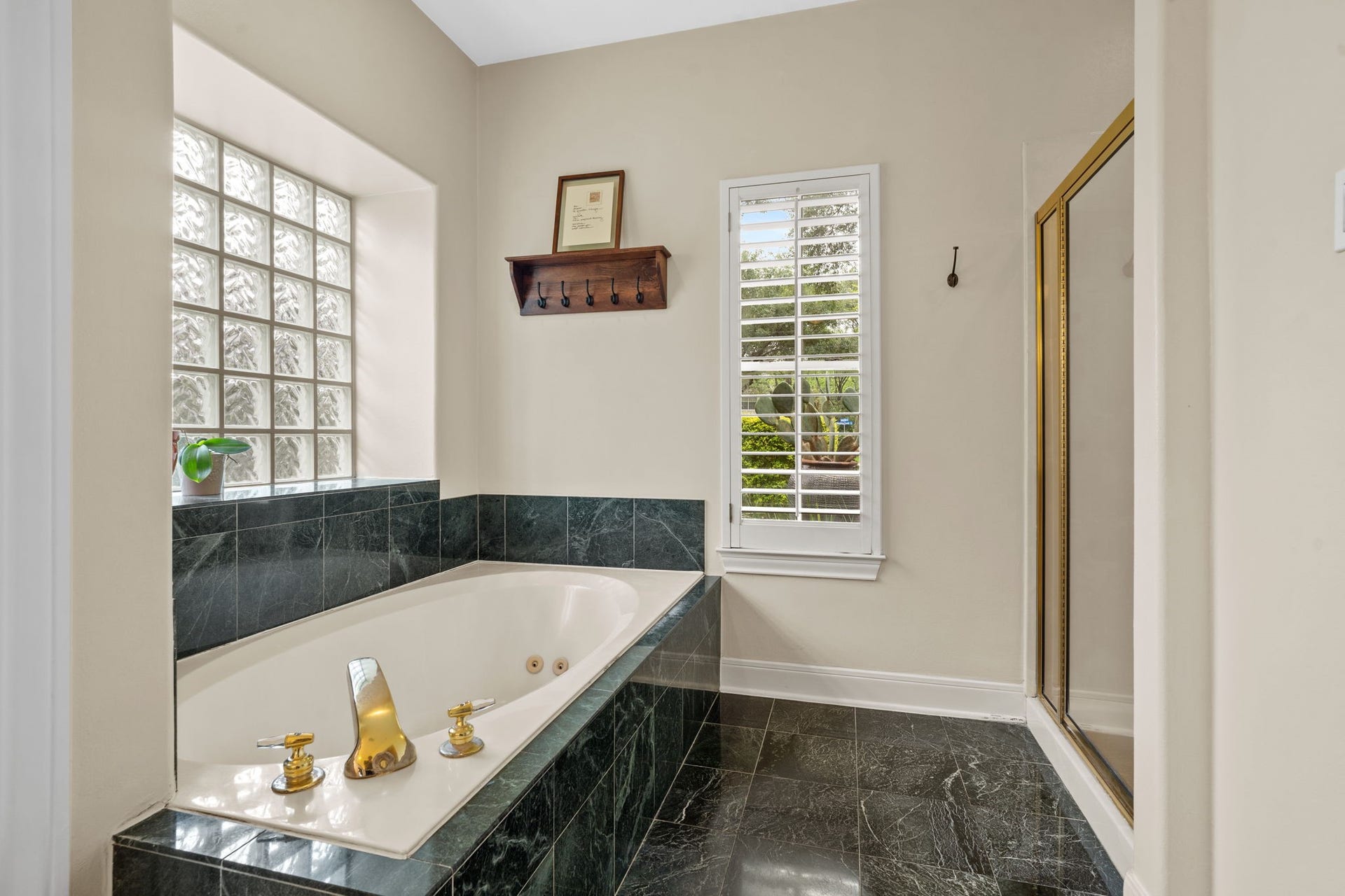 39 Rippling Creek Drive, Sugar Land, TX 77479 A stylish Art Deco glass block window allows natural light to filter in while maintaining privacy.