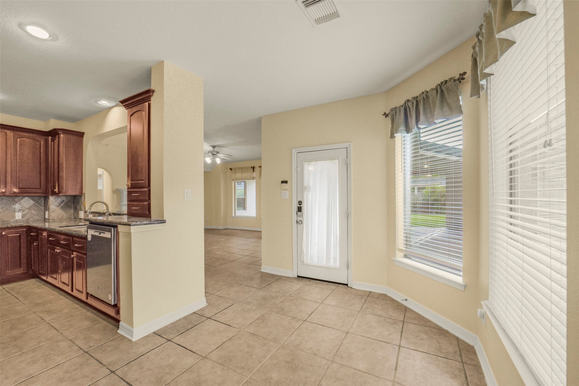 21603 Statfield Glen, Katy, TX 77450 Breakfast nook and kitchen entryway