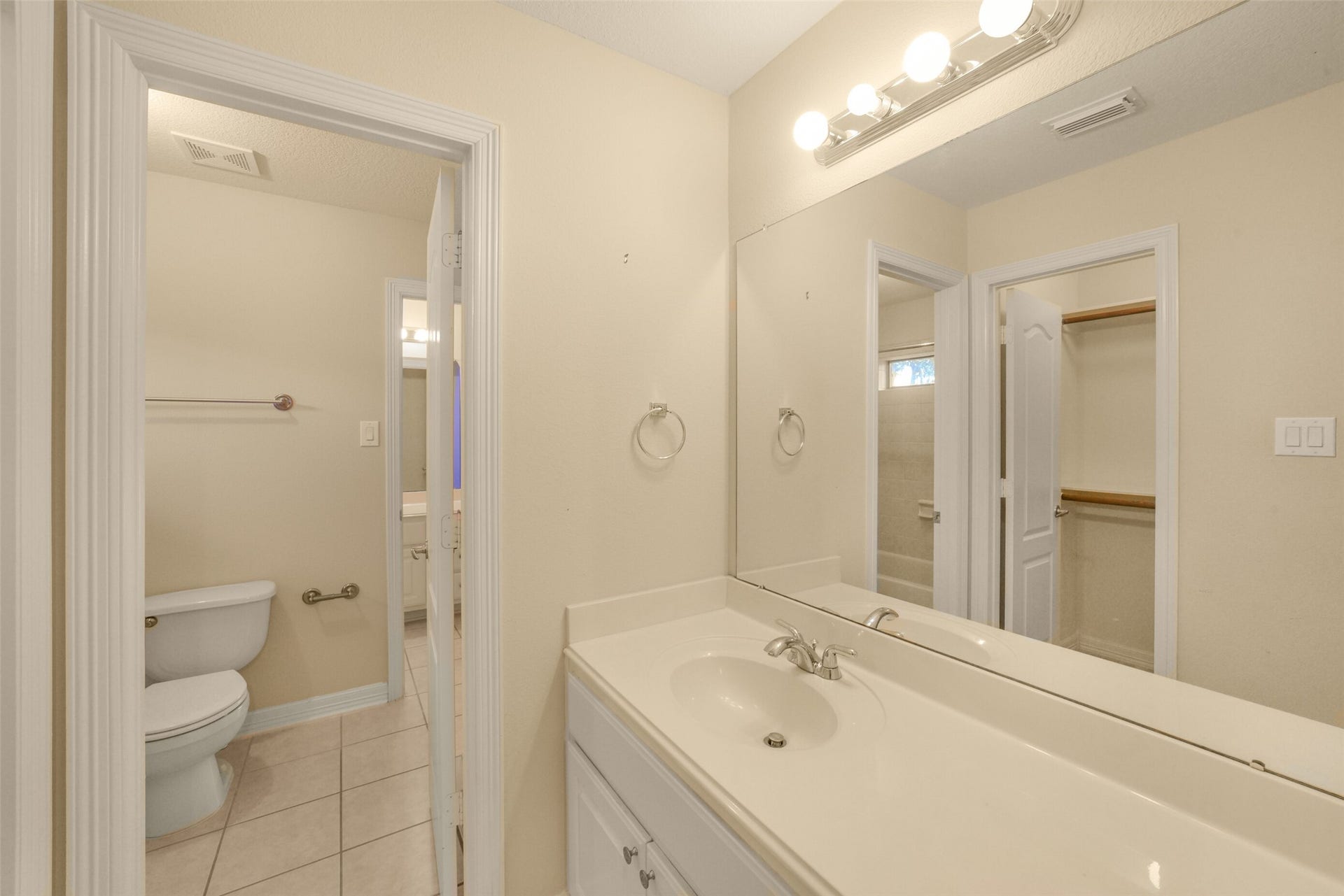 21603 Statfield Glen, Katy, TX 77450 Upstairs, there is a Jack-and-Jill bathroom.