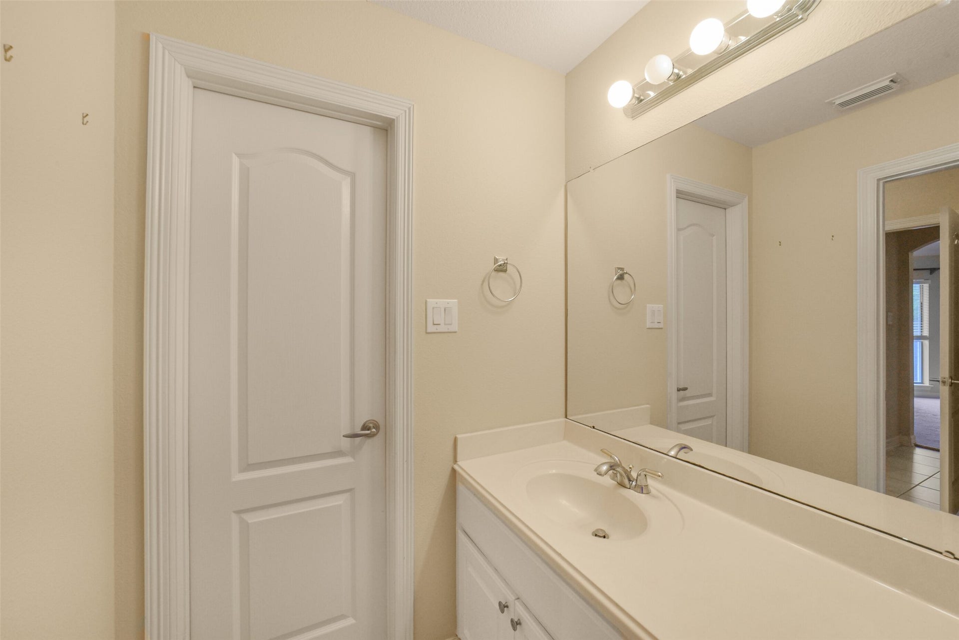 21603 Statfield Glen, Katy, TX 77450 Upstairs bathroom.