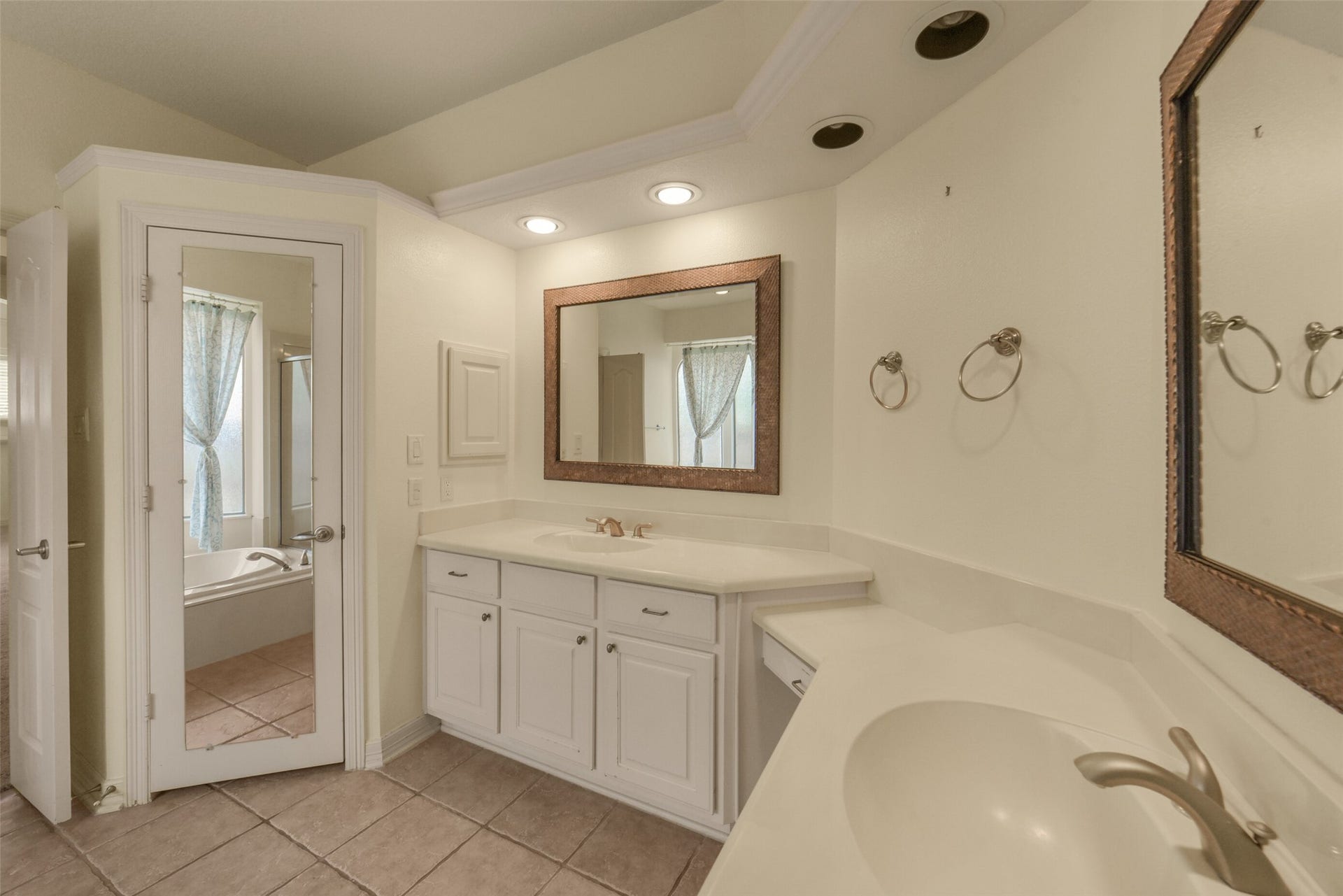 21603 Statfield Glen, Katy, TX 77450 Private water closet.