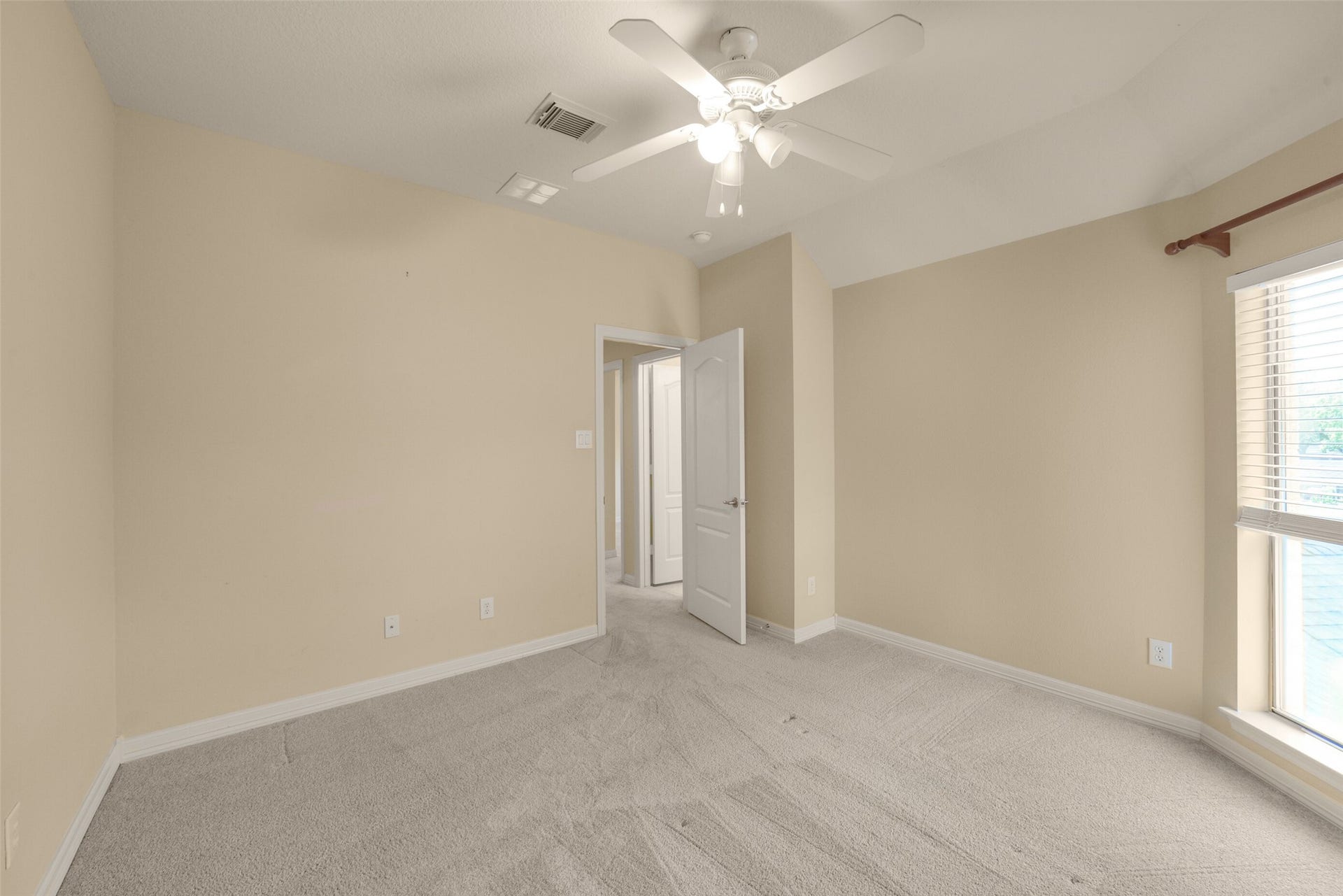 21603 Statfield Glen, Katy, TX 77450 Upstairs bedroom.