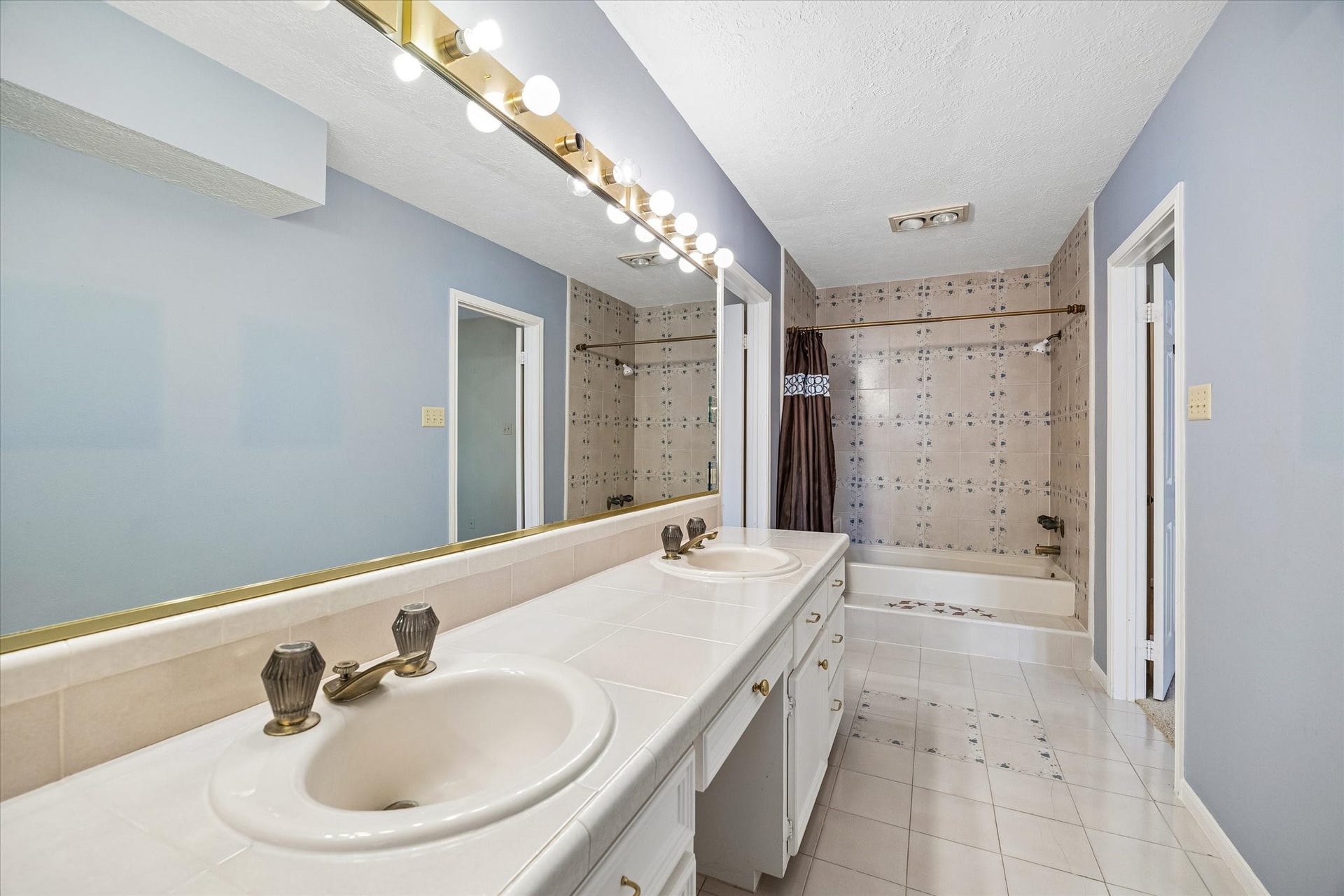 Another view of the secondary full bath.