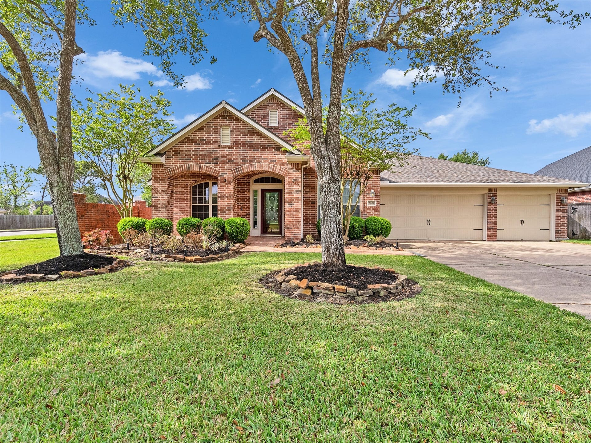 2109 Noblewood Court, League City, TX 77573 Beautiful 4/3/3