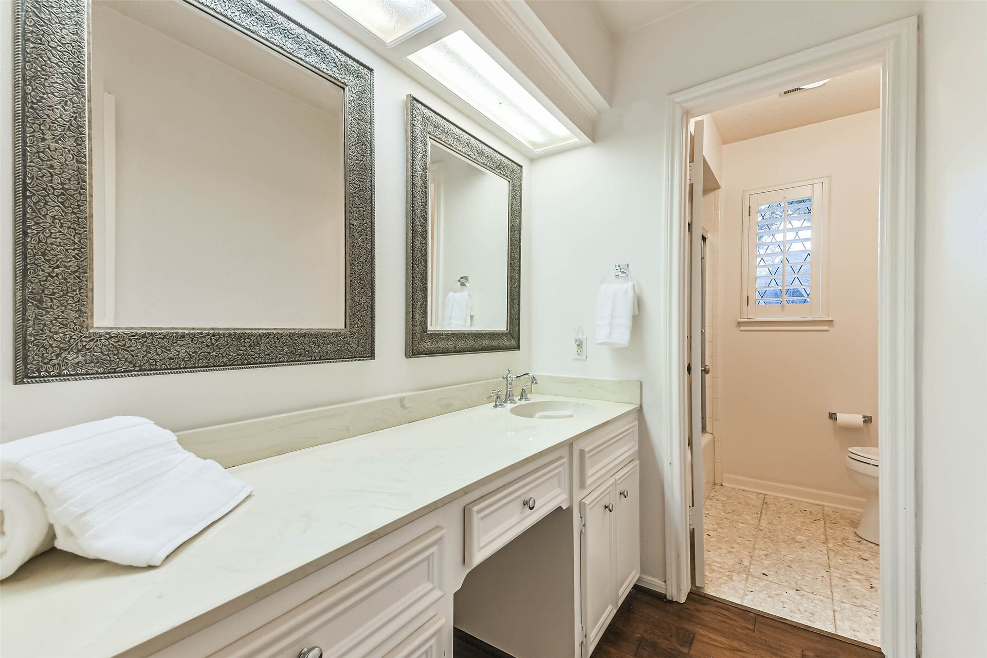 Bathroom 2 ensuite with bedroom 2.