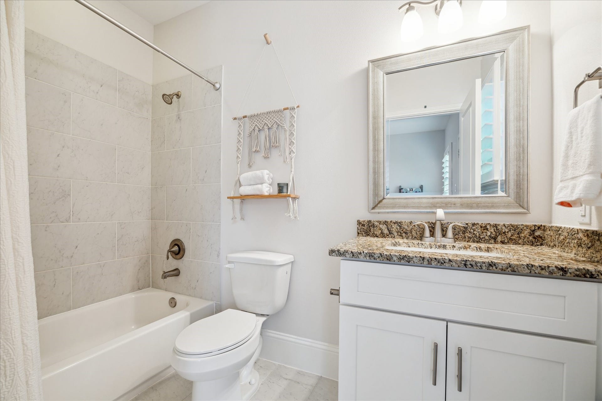 1230 W 25th Street, #B, Houston, TX 77008 En suite bathroom