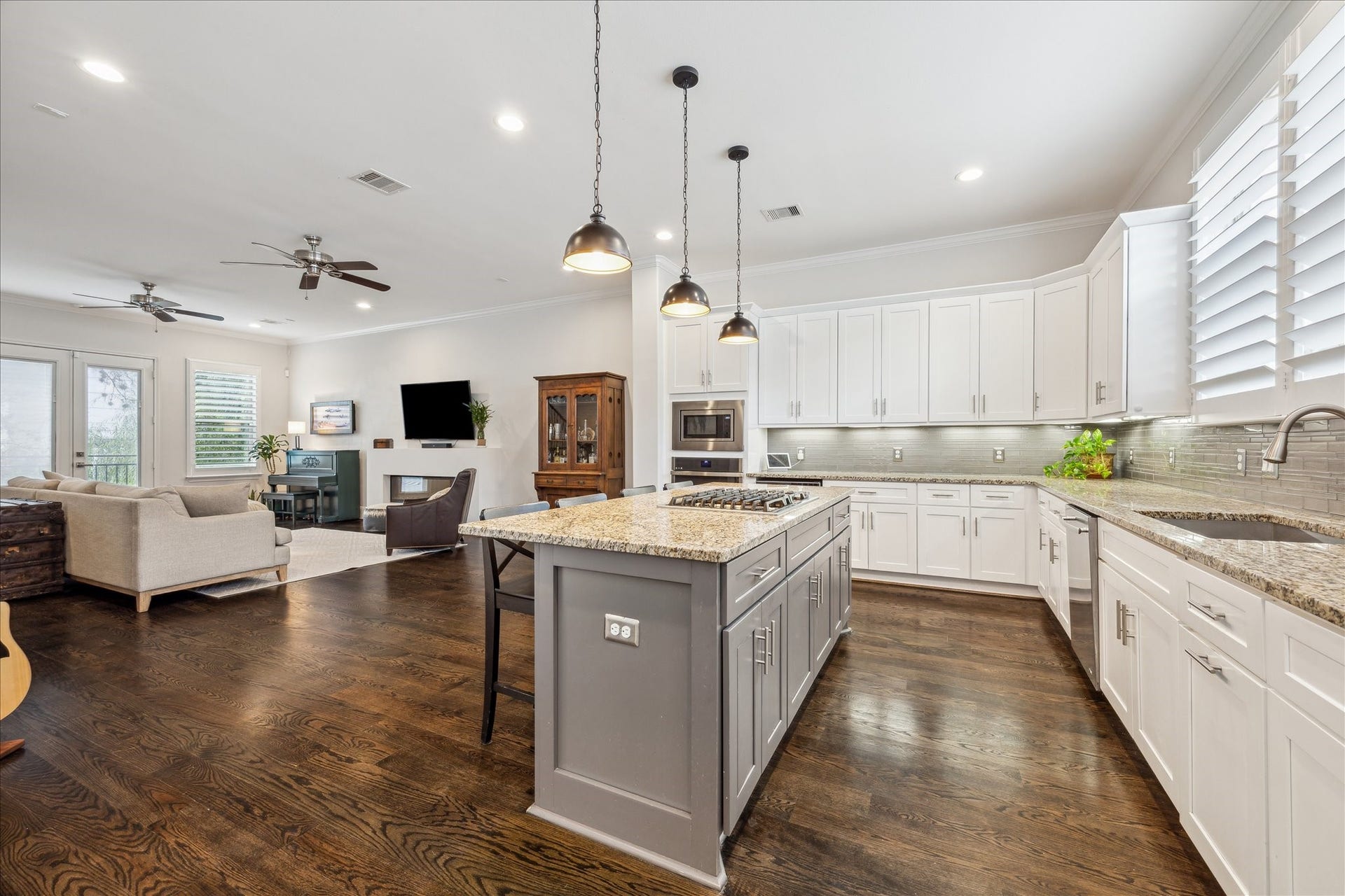 1230 W 25th Street, #B, Houston, TX 77008 A chef's kitchen with tons of cabinet and counter space