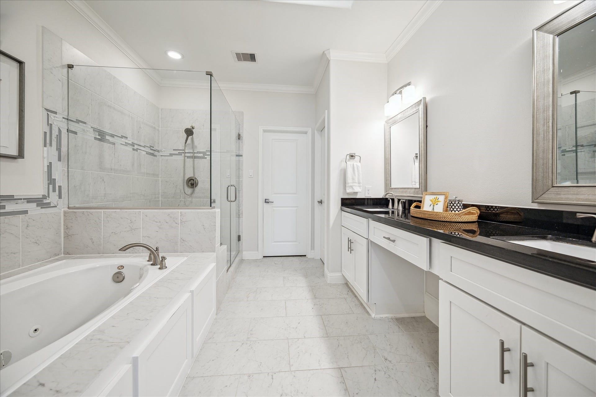 1230 W 25th Street, #B, Houston, TX 77008 Primary bathroom features two vanities with a separate shower and jetted tub