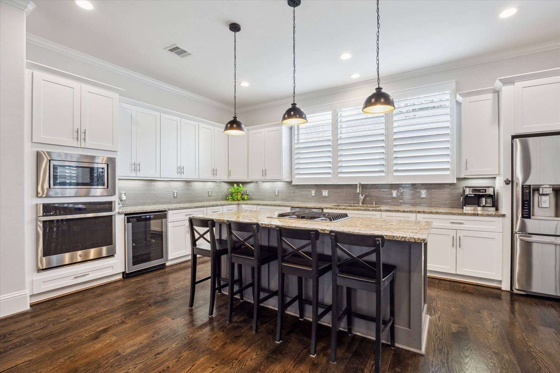 1230 W 25th Street, #B, Houston, TX 77008 Large kitchen and island