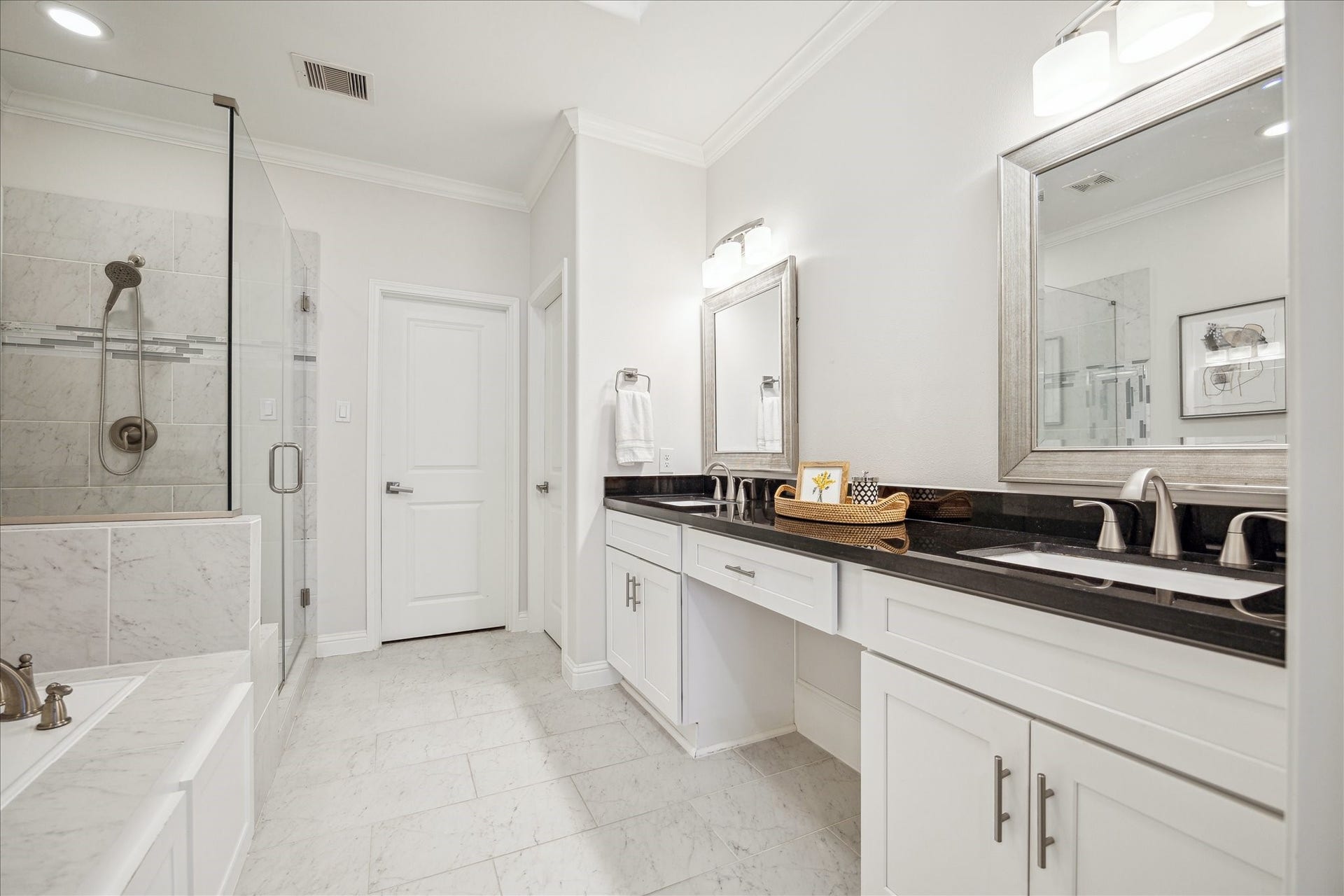 1230 W 25th Street, #B, Houston, TX 77008 Nice and bright