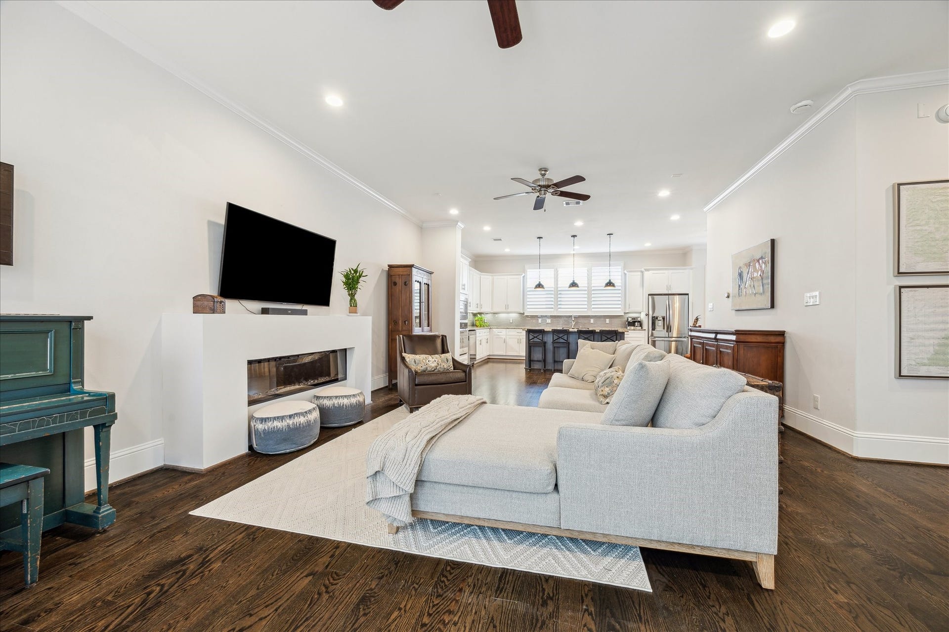 1230 W 25th Street, #B, Houston, TX 77008 A spacious living room with a fireplace