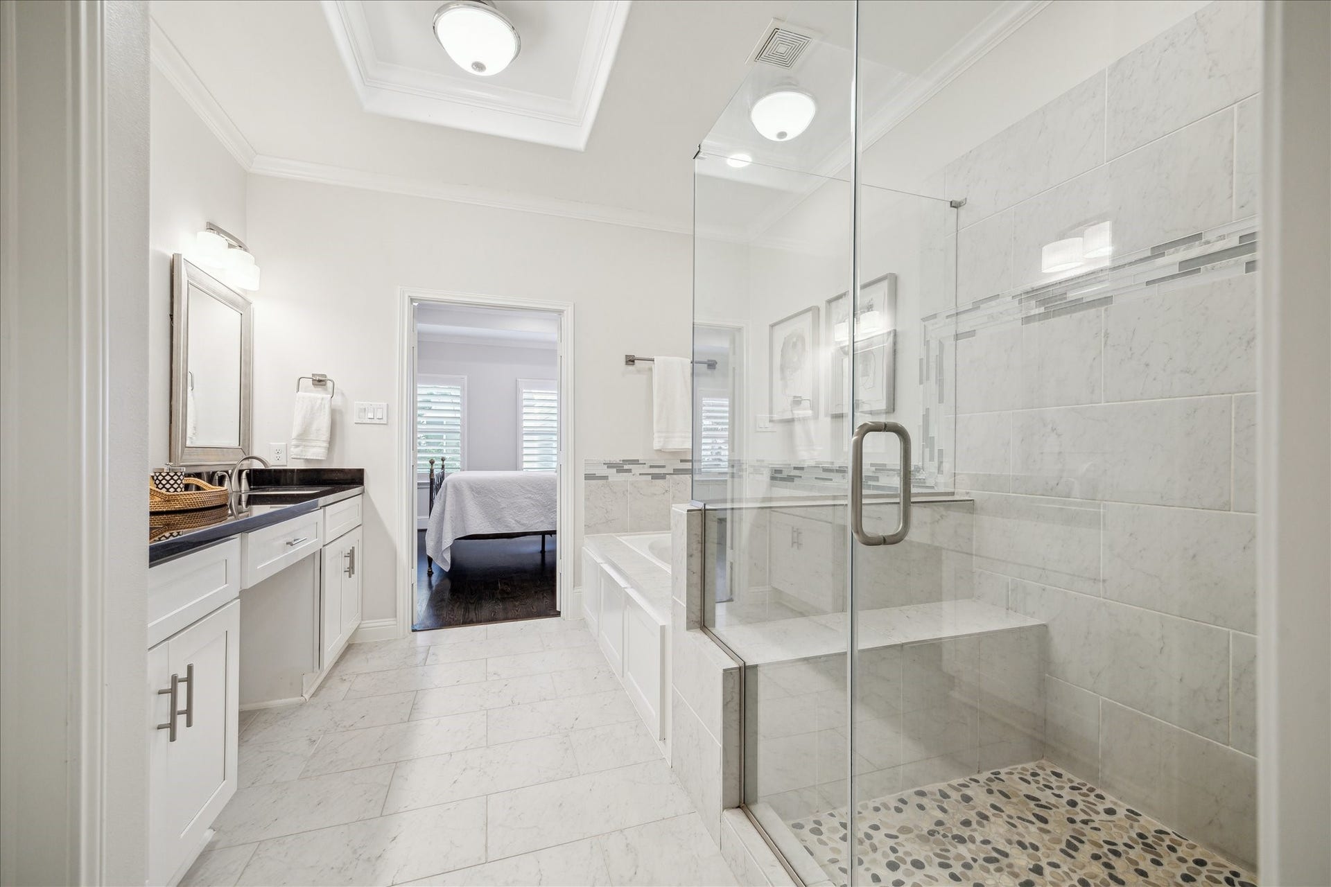 1230 W 25th Street, #B, Houston, TX 77008 Spacious primary bathroom
